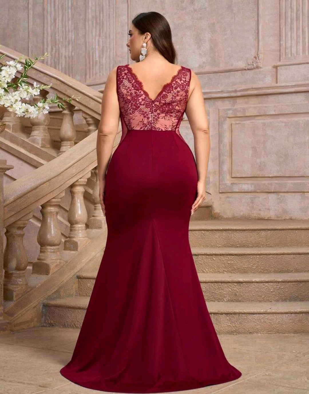 Vestido encaje con forro beige y abertura lateral