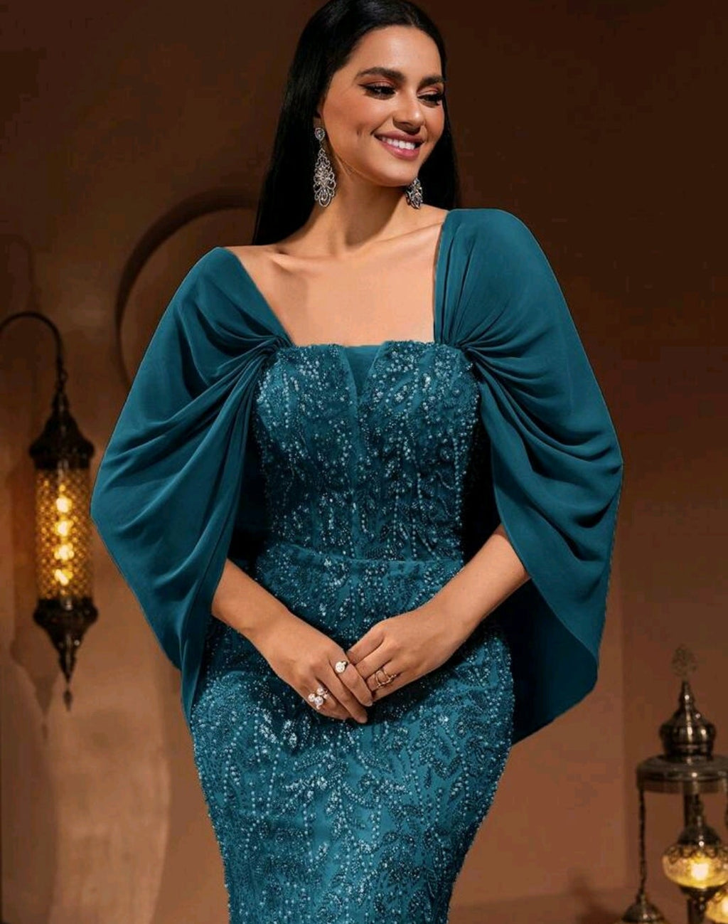 Vestido turquesa con pedrería corte sirena manga capa