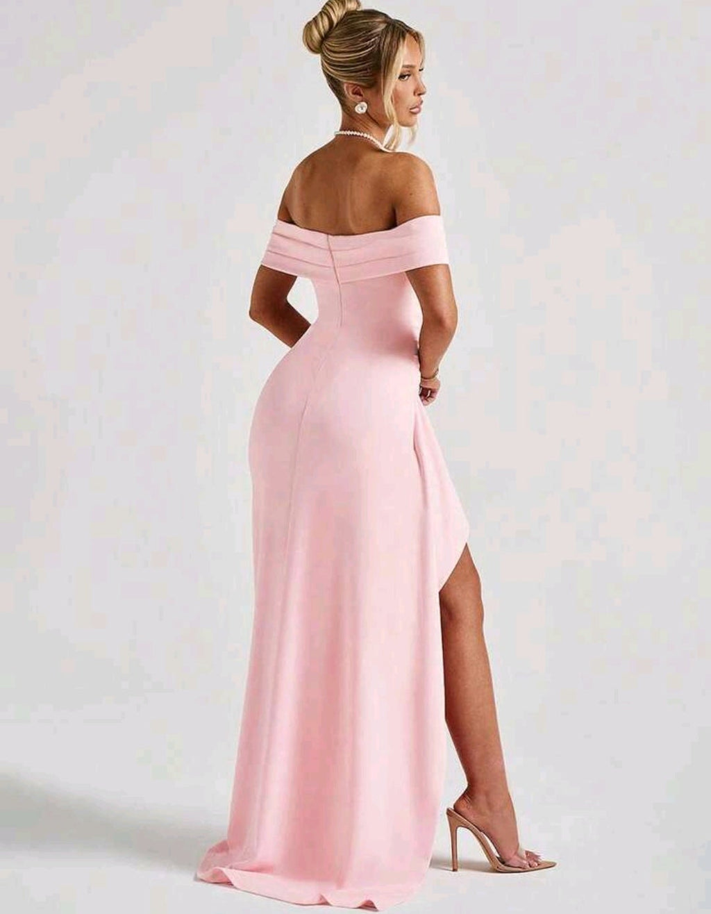 Vestido rosa claro off-the-shoulder con abertura lateral