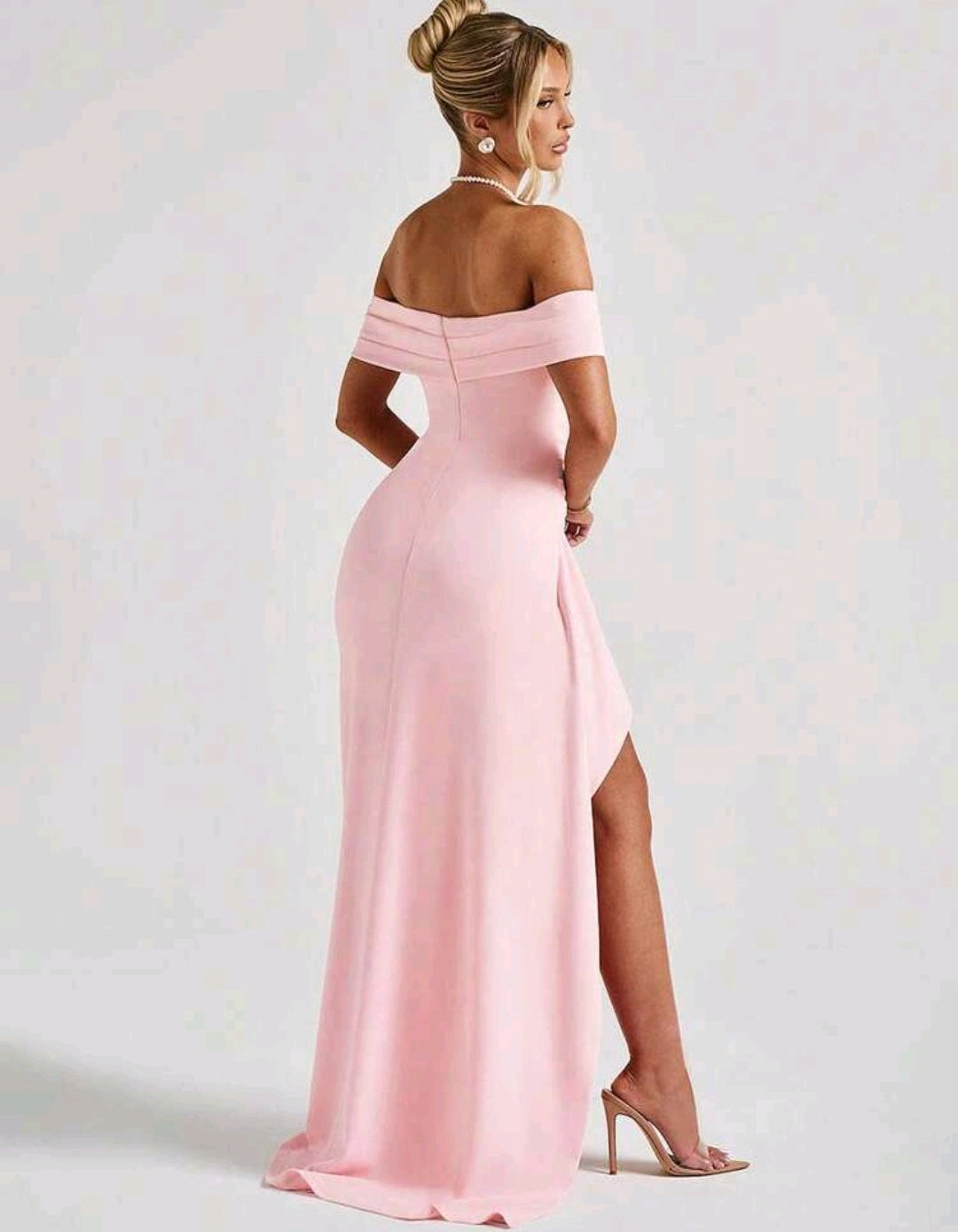 Vestido rosa claro off-the-shoulder con abertura lateral