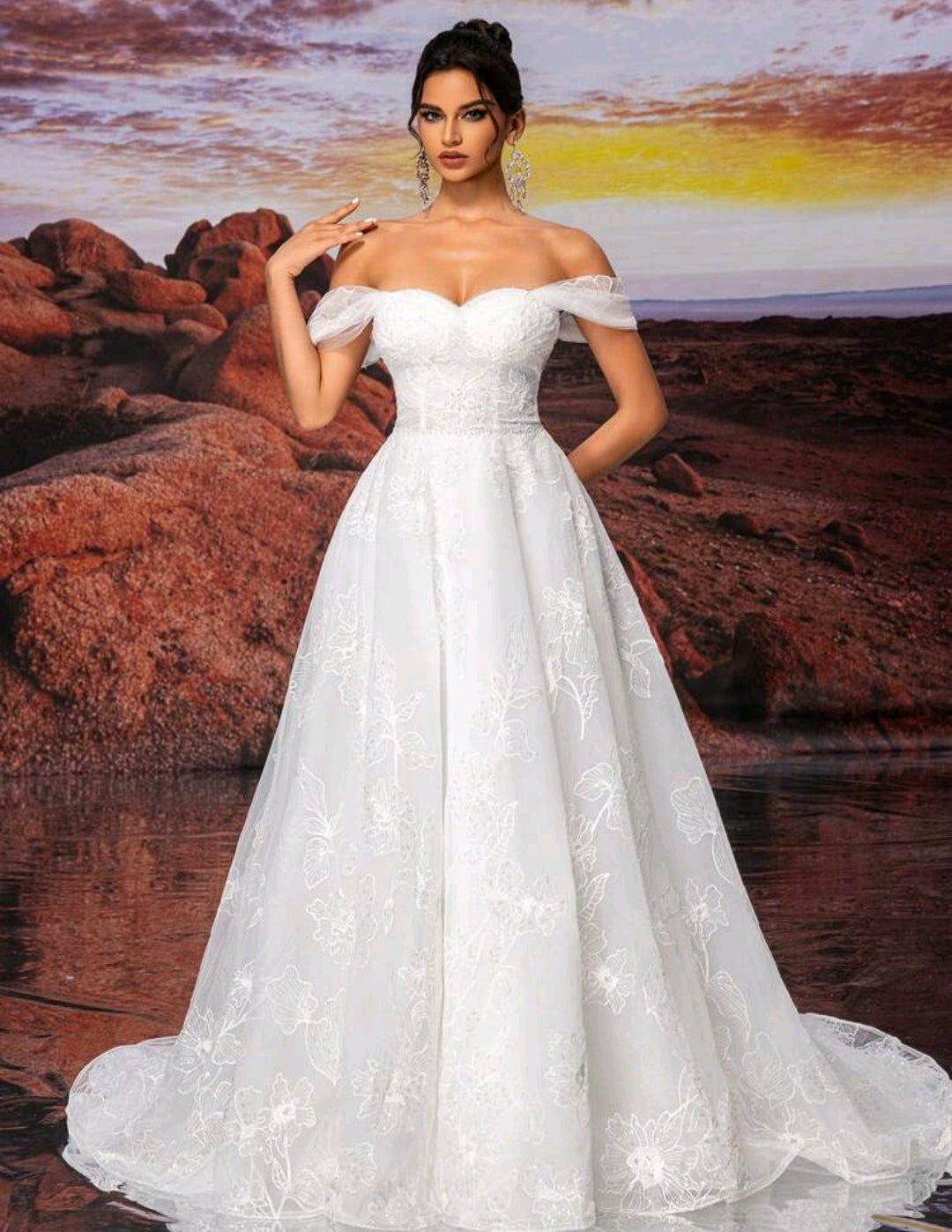 Vestido de Novia Floral con Hombros Caídos y Corsé Ajustable