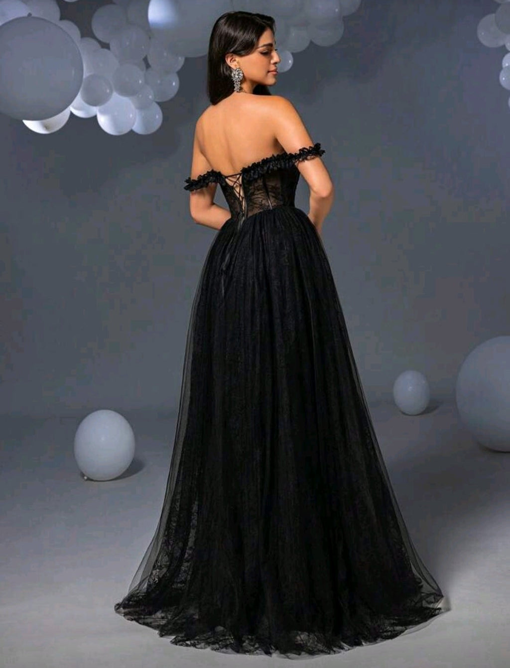 Vestido de encaje y con varillas y tul