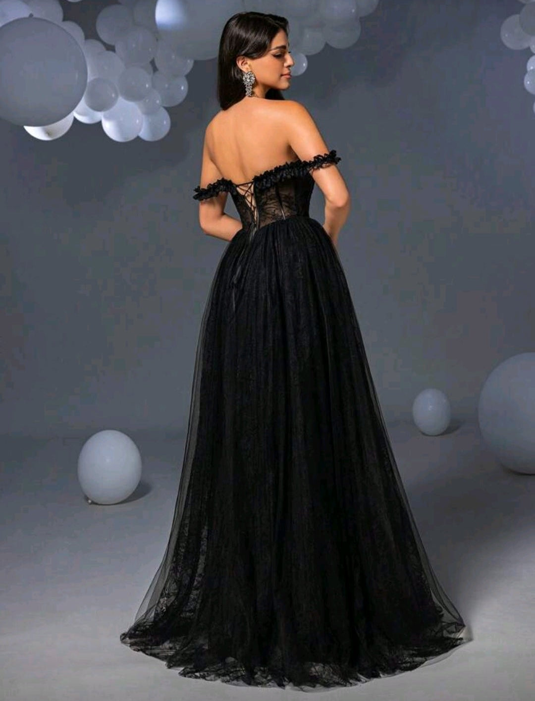 Vestido de encaje y con varillas y tul