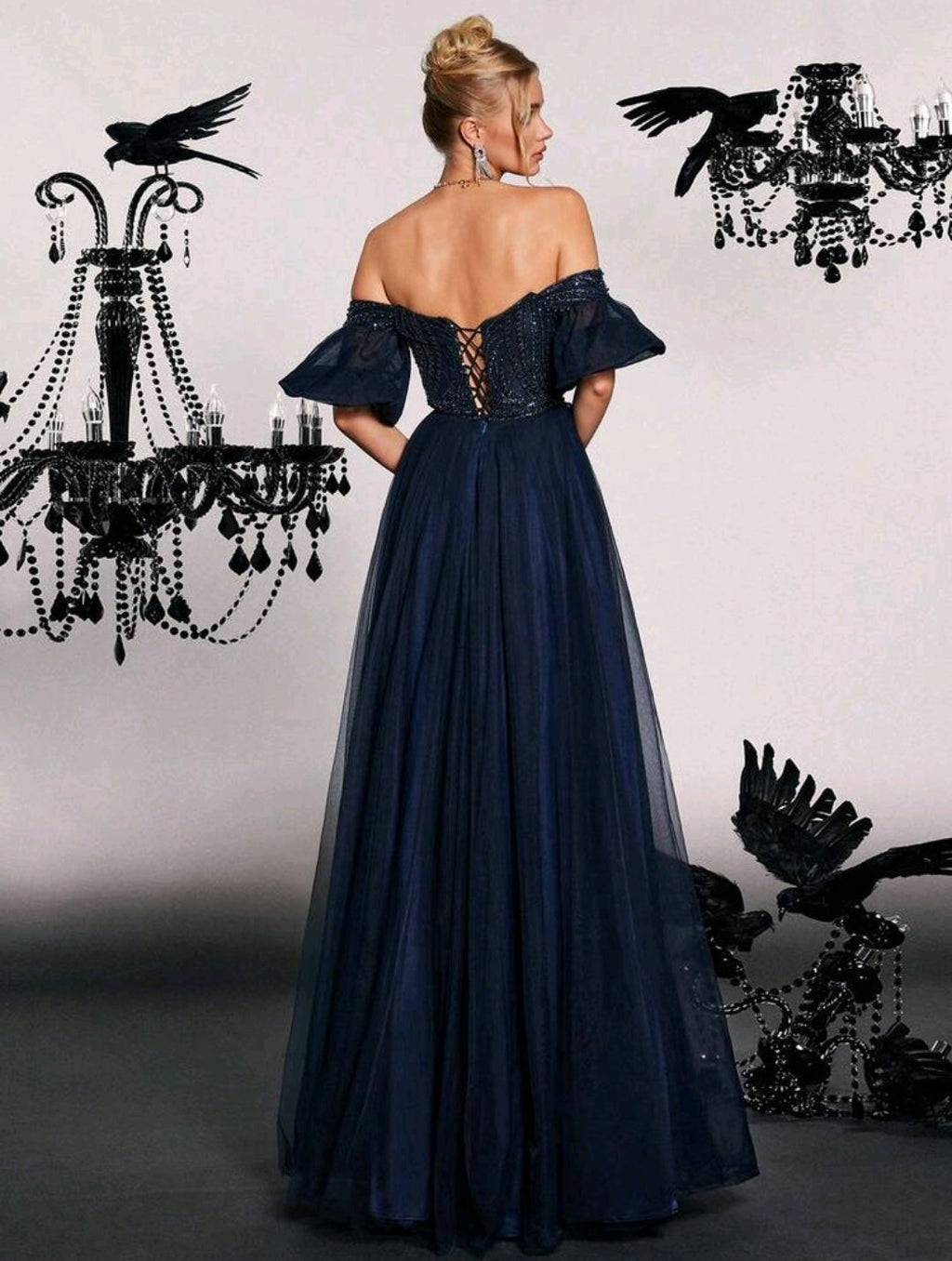 Vestido Kristhel azul marino con pedrería y tul off-the-shoulder