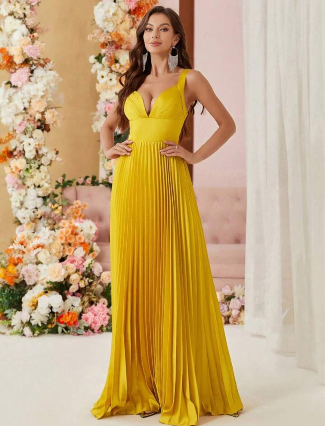 Vestido mostaza plisado con escote pronunciado