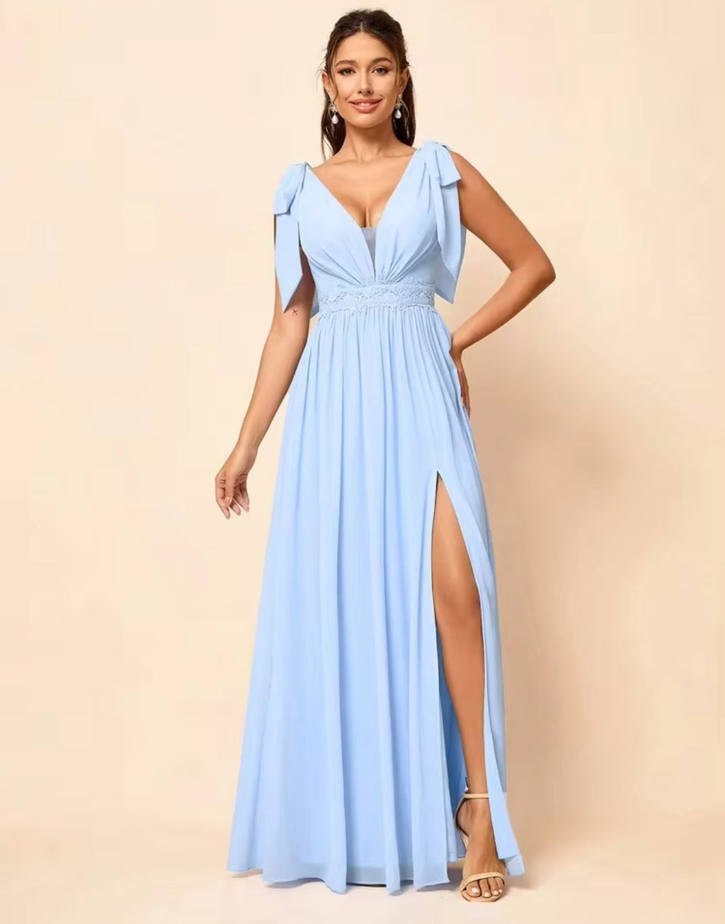 Vestido baby blue con abertura lateral escote en V
