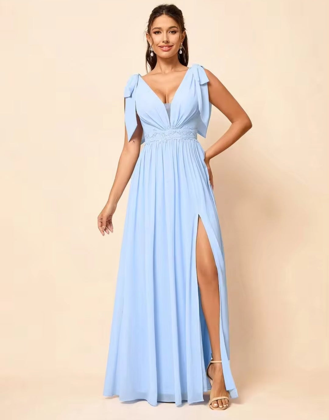 Vestido baby blue con abertura lateral escote en V