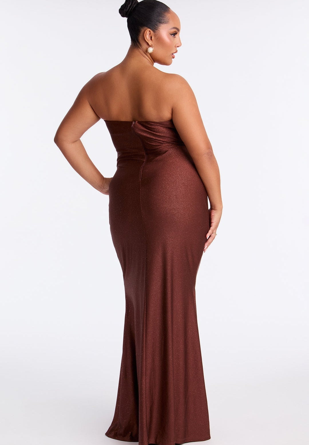 Vestido café straple con brillo pegado al cuerpo