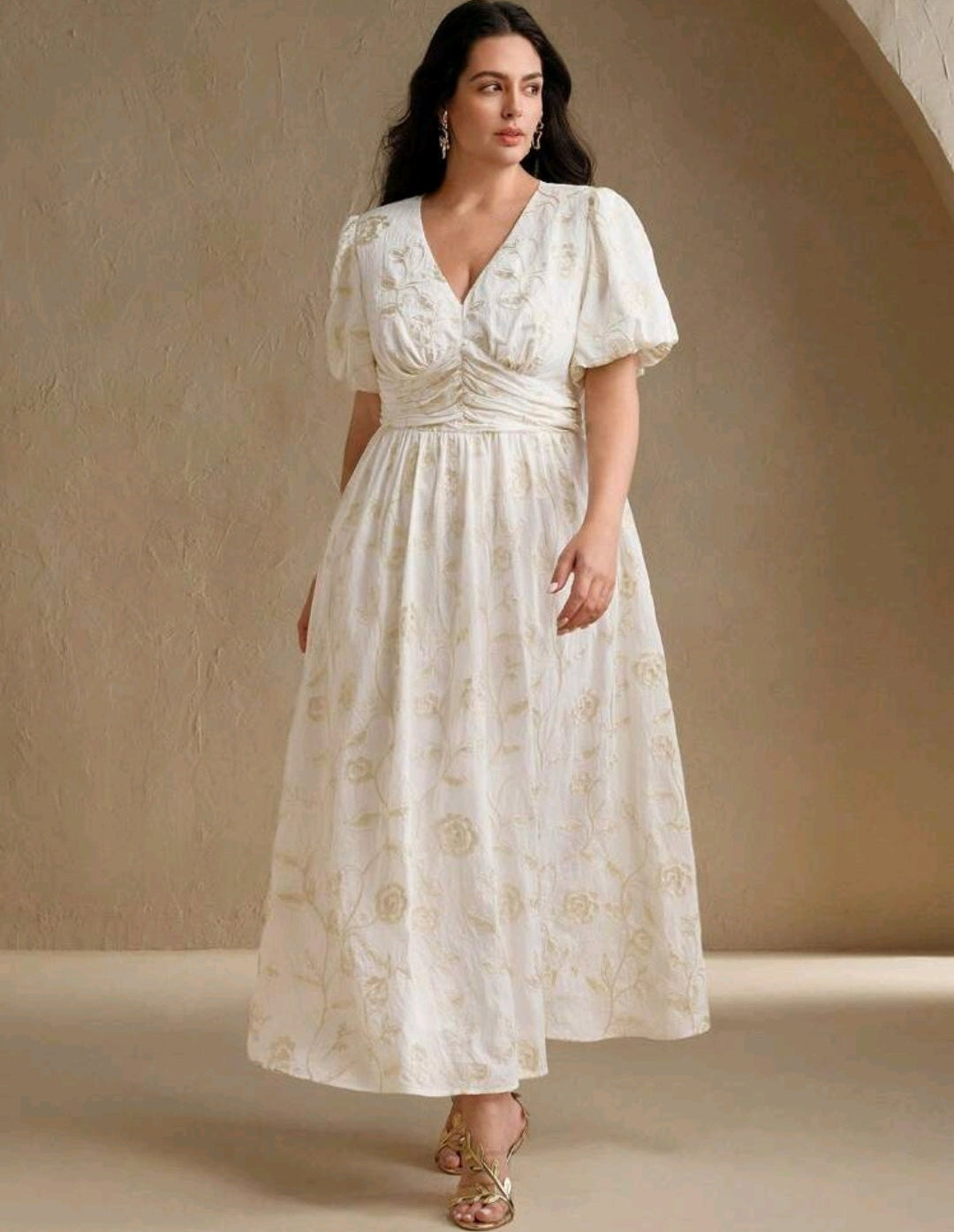 Vestido blanco bordado floral dorado manga bombacha