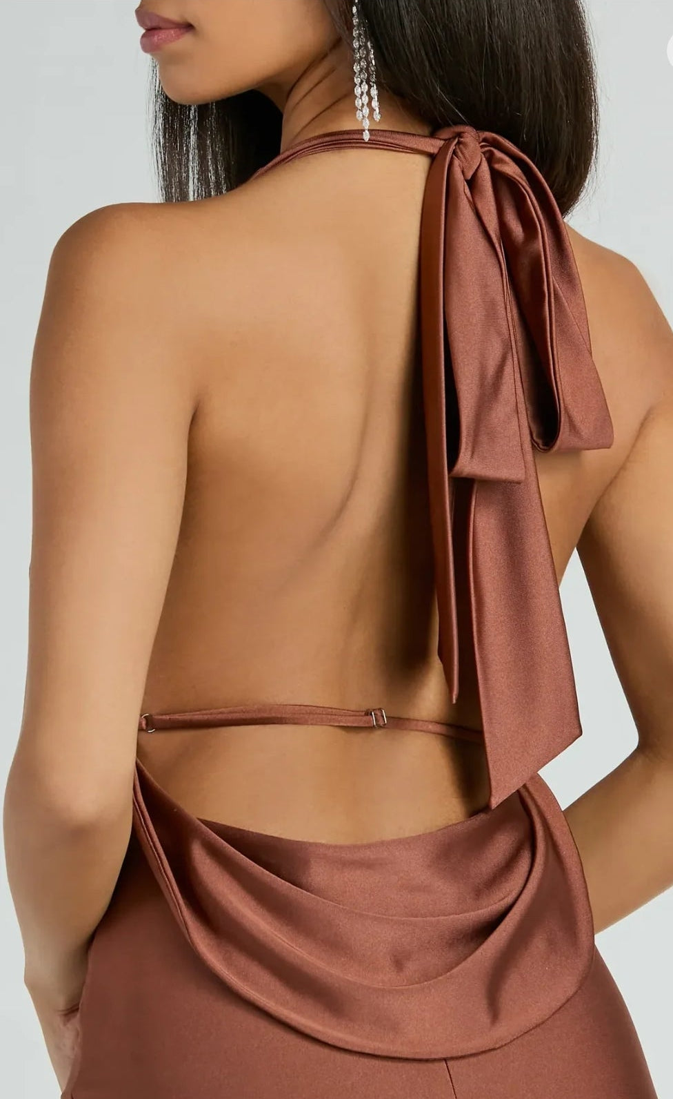 Vestido Dellia café satinado espalda abierta
