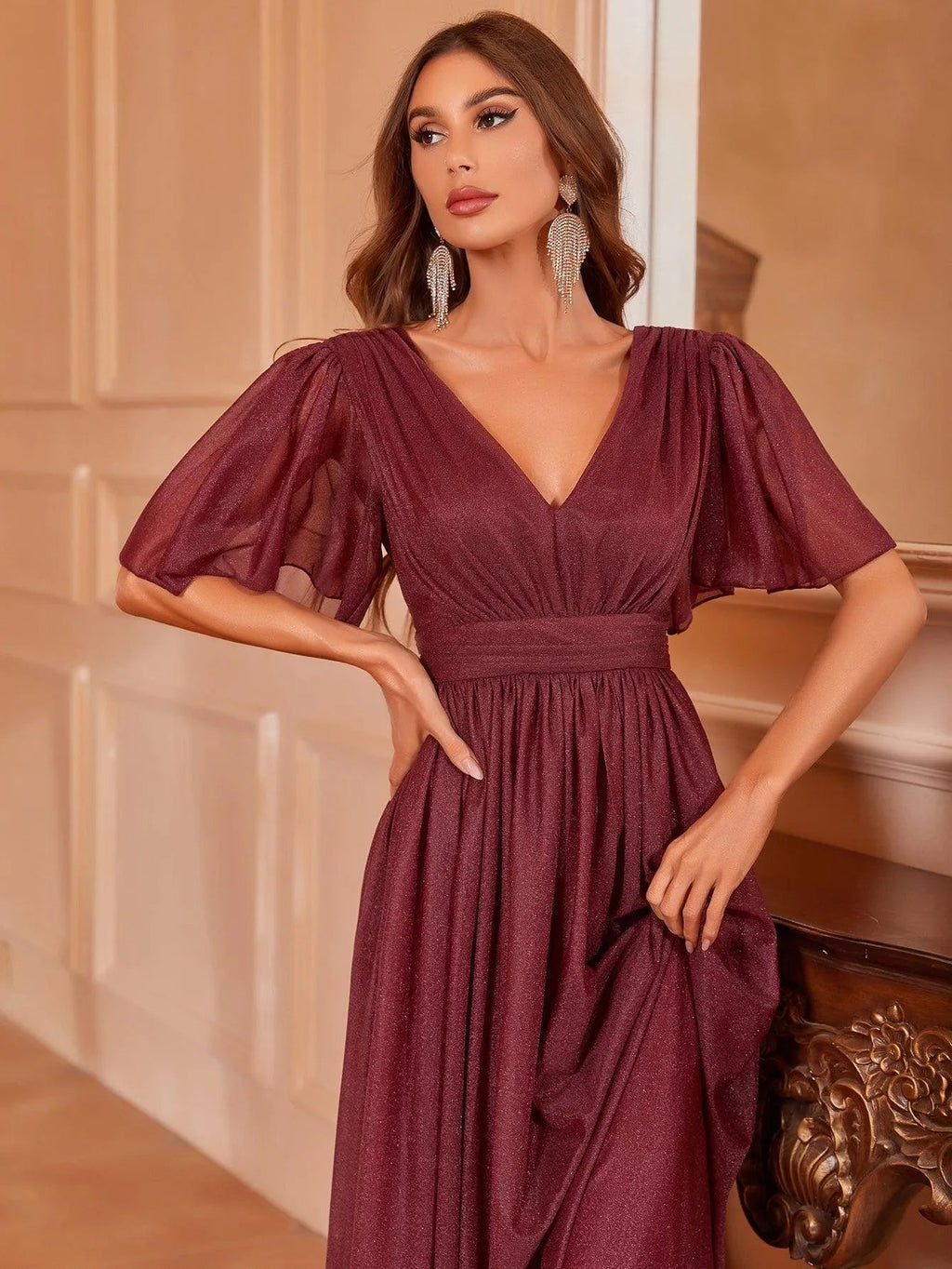 Vestido vino corte A manga mariposa con brillo sutil