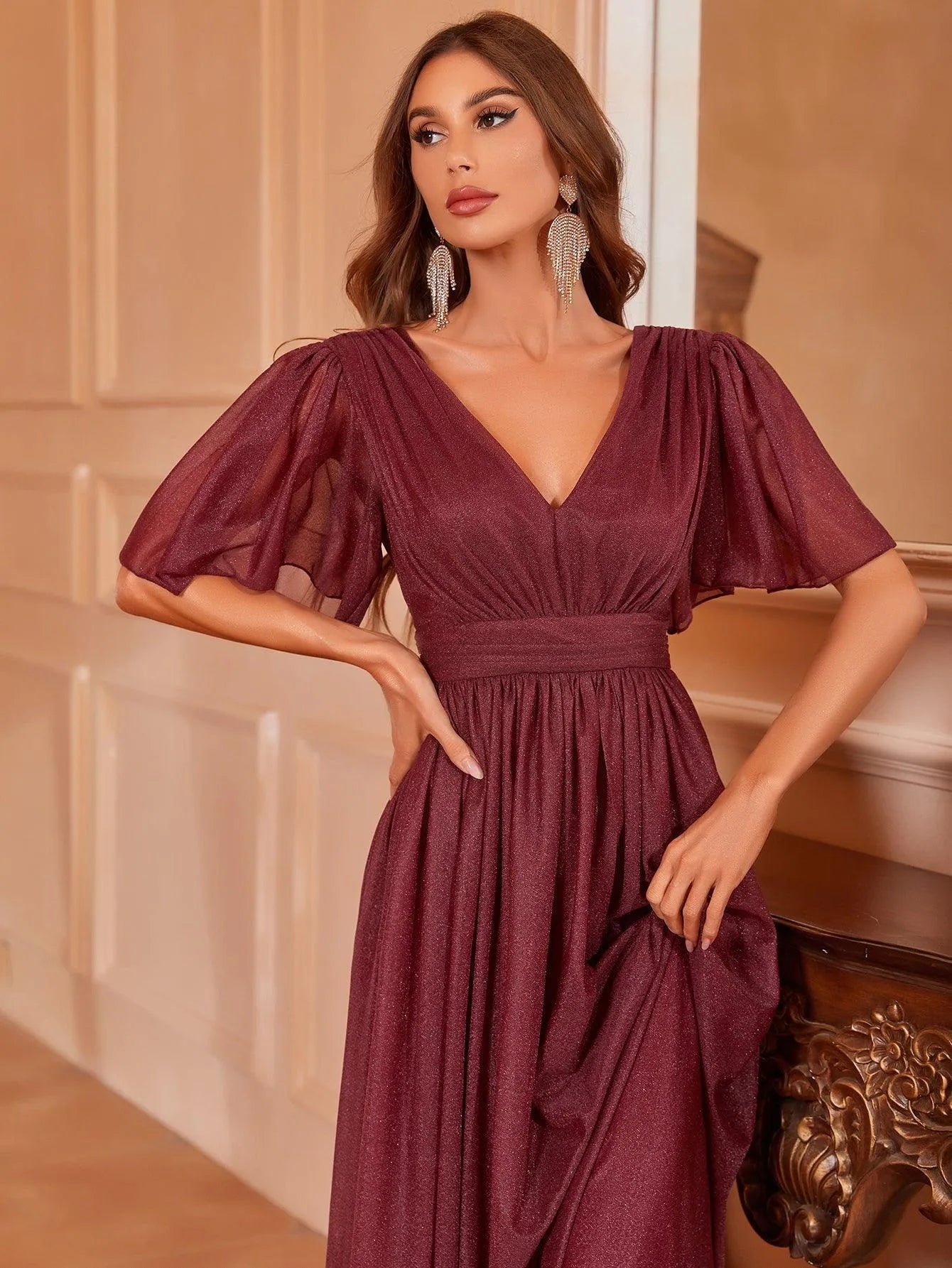 Vestido vino corte A manga mariposa con brillo sutil