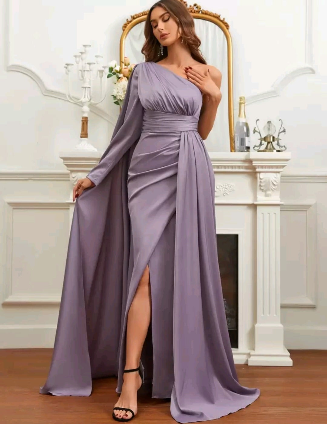 Vestido satinado una manga con capa