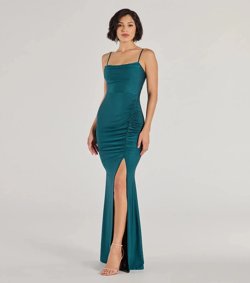 Vestido verde jade pegado al cuerpo con abertura lateral