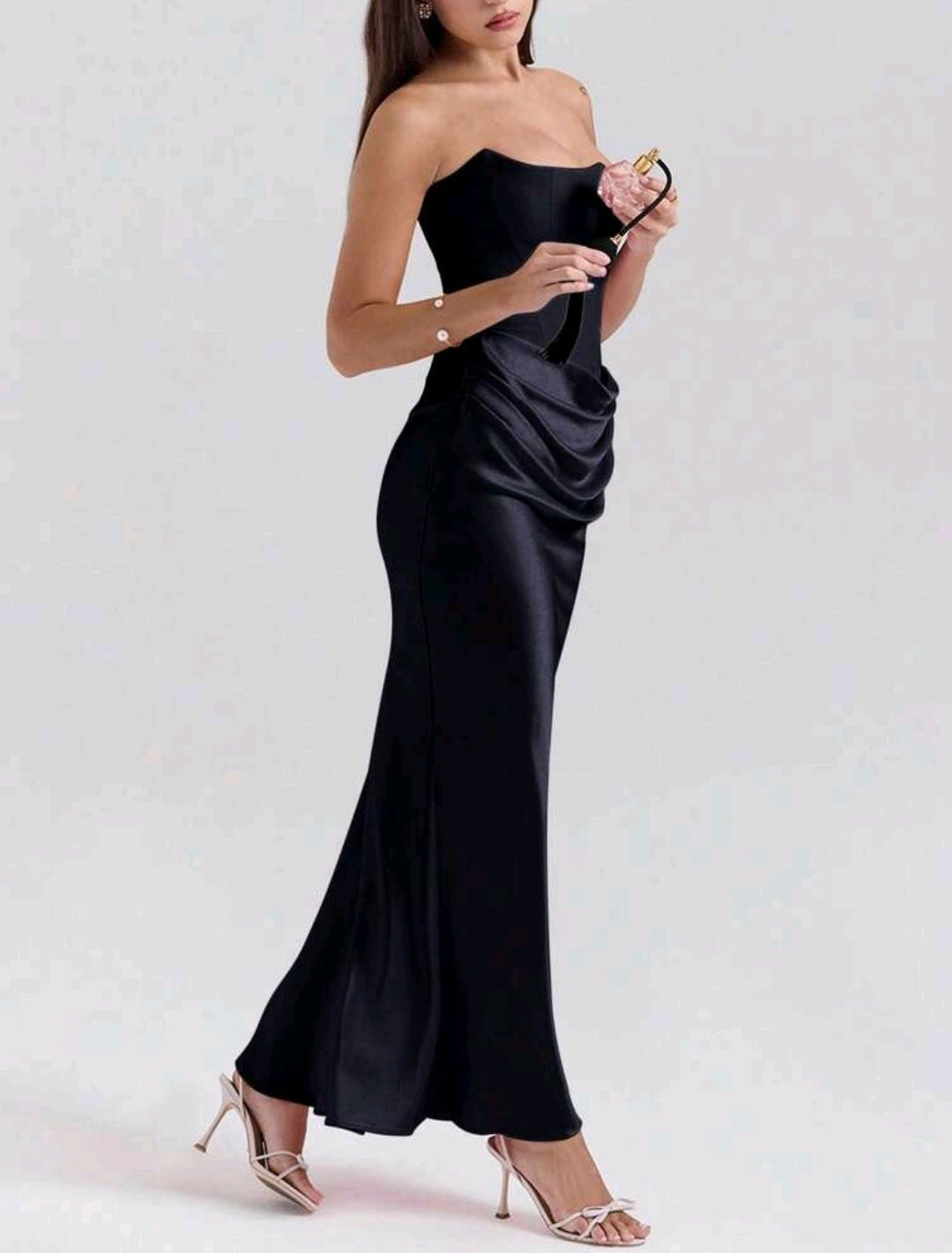 Vestido negro straple pegado al cuerpo espalda ajustable