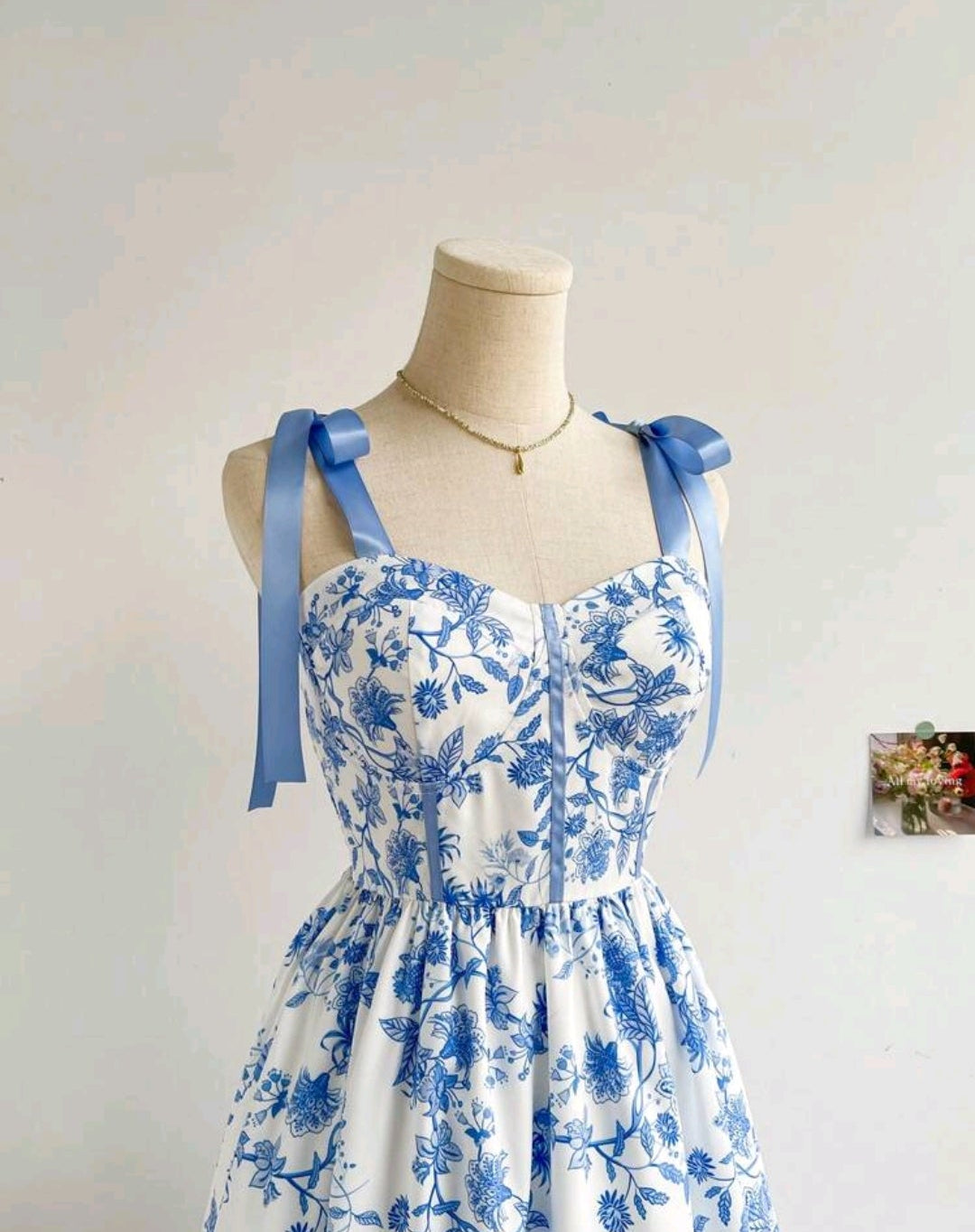 Vestido blanco con estampado floral celeste tirante ajustable
