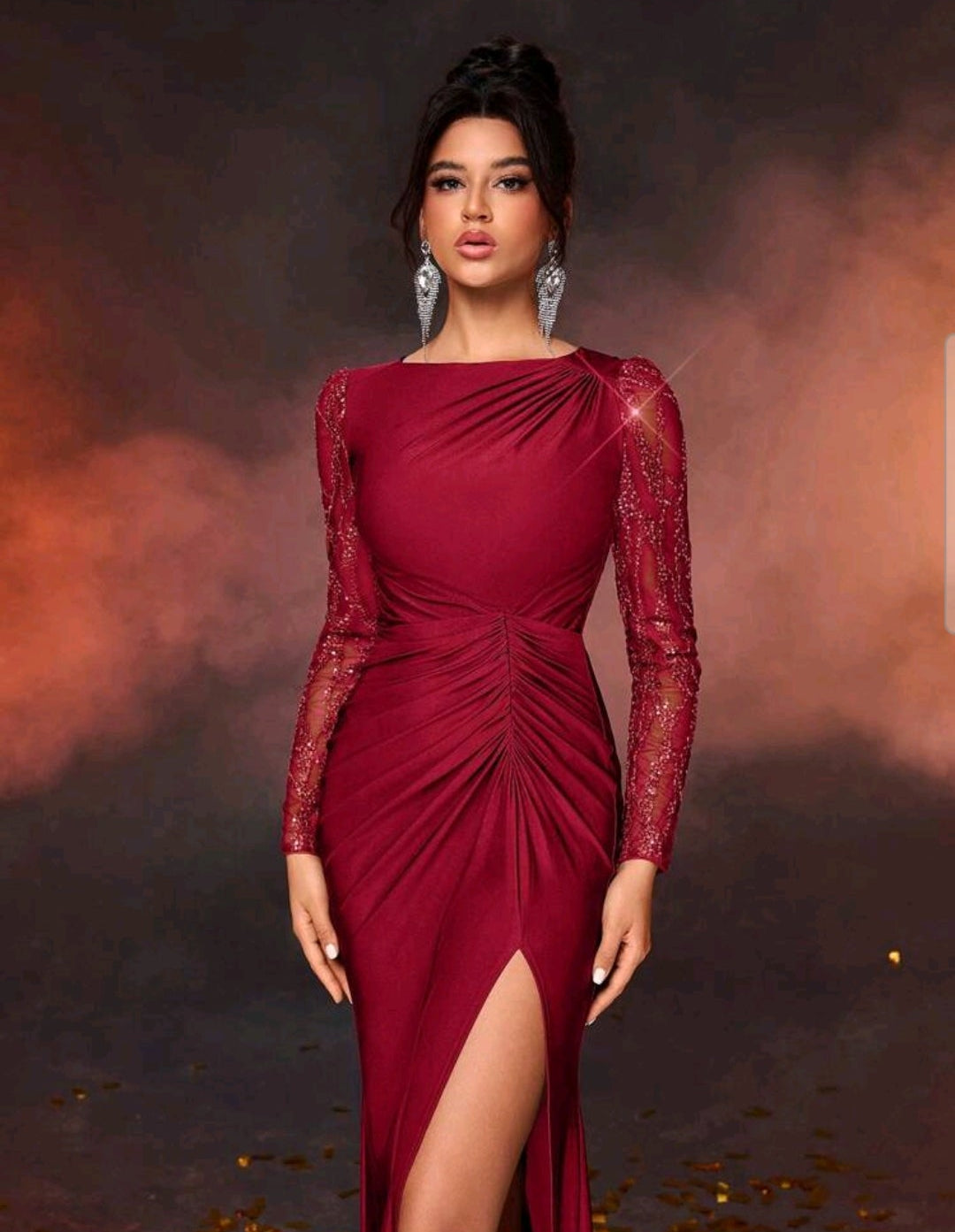 Vestido vino rojizo manga larga lentejuelas con abertura lateral