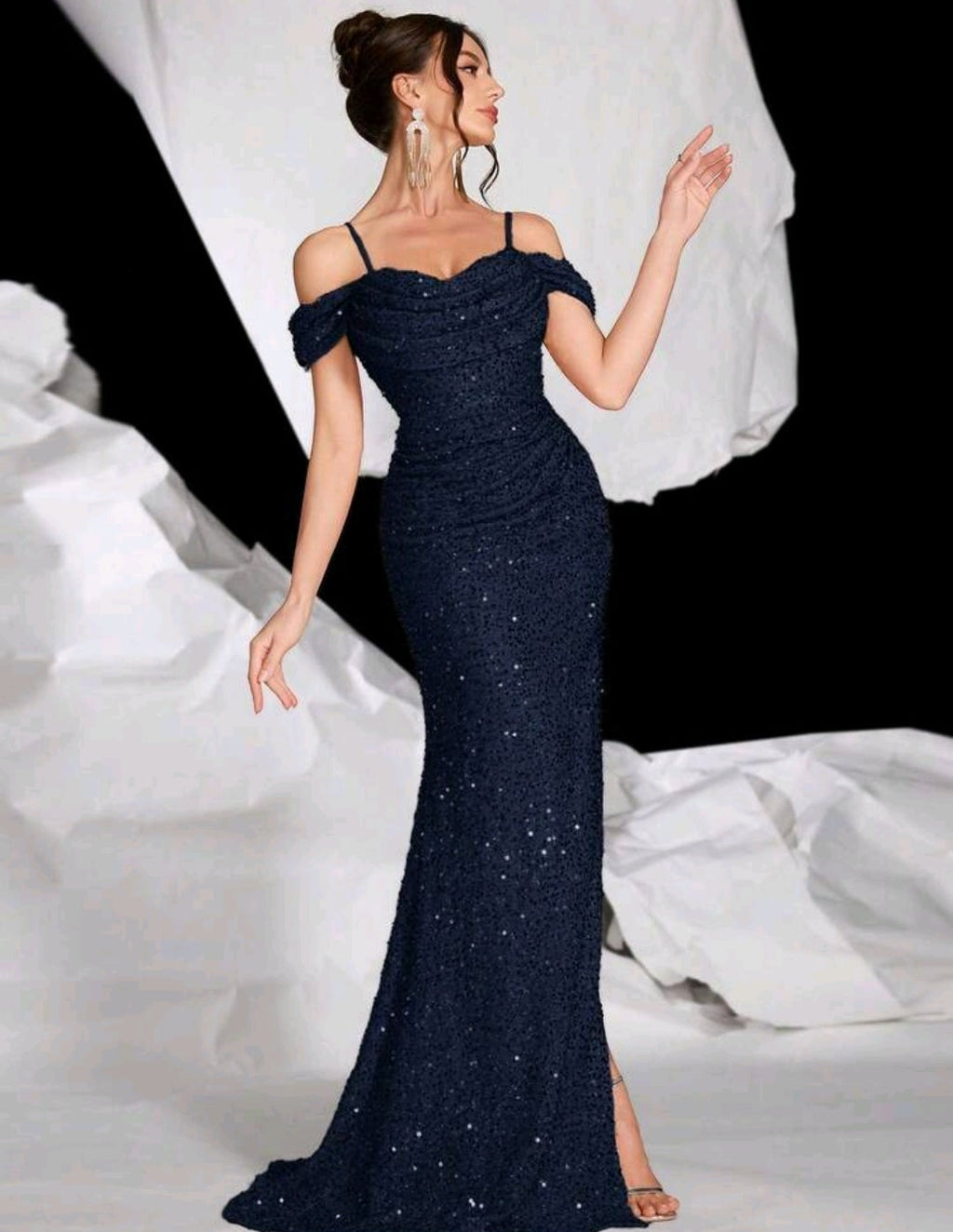 Vestido azul marino lentejuelas off-the-shoulder con abertura lateral