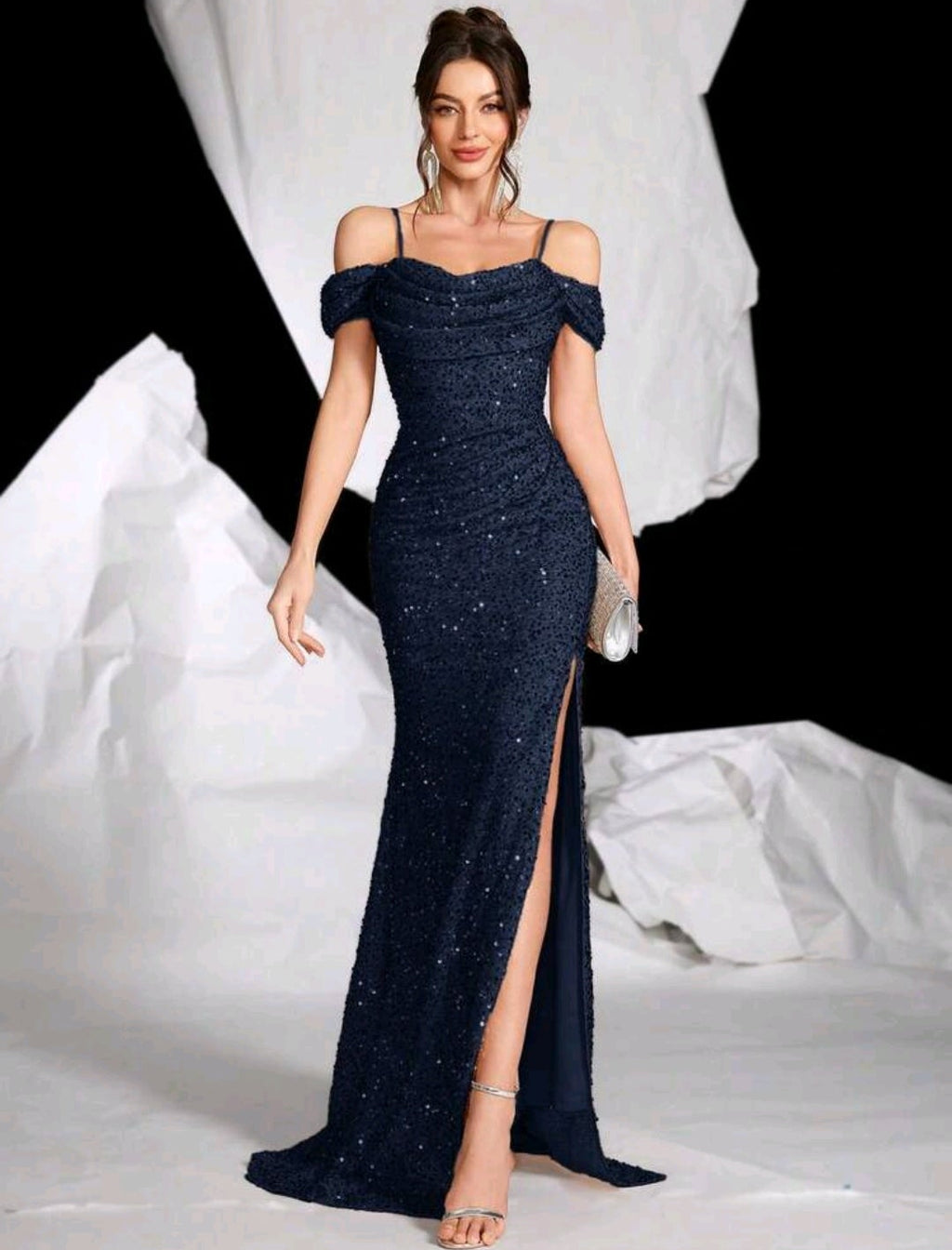 Vestido azul marino lentejuelas off-the-shoulder con abertura lateral