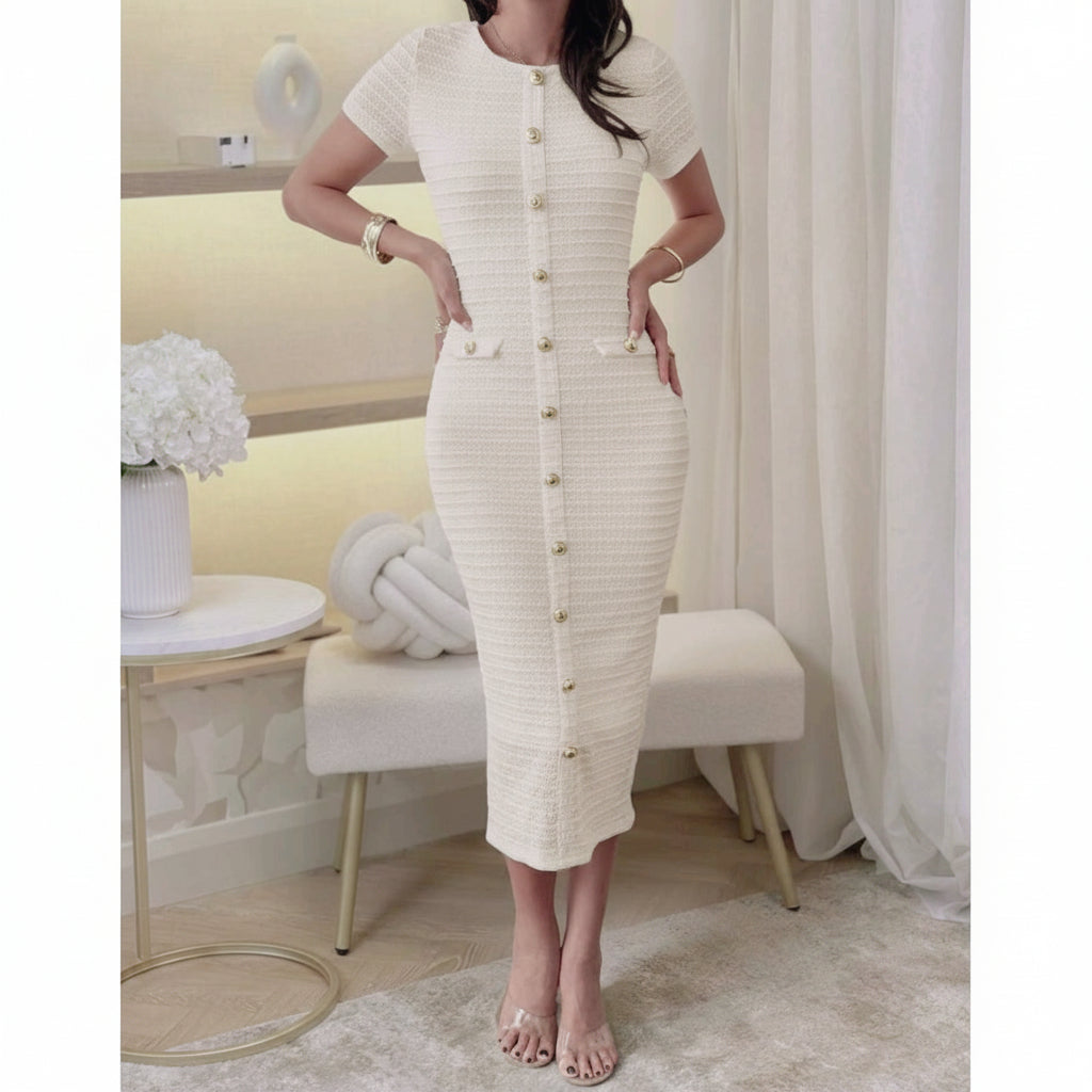 Vestido blanco pegado al cuerpo con botones dorados