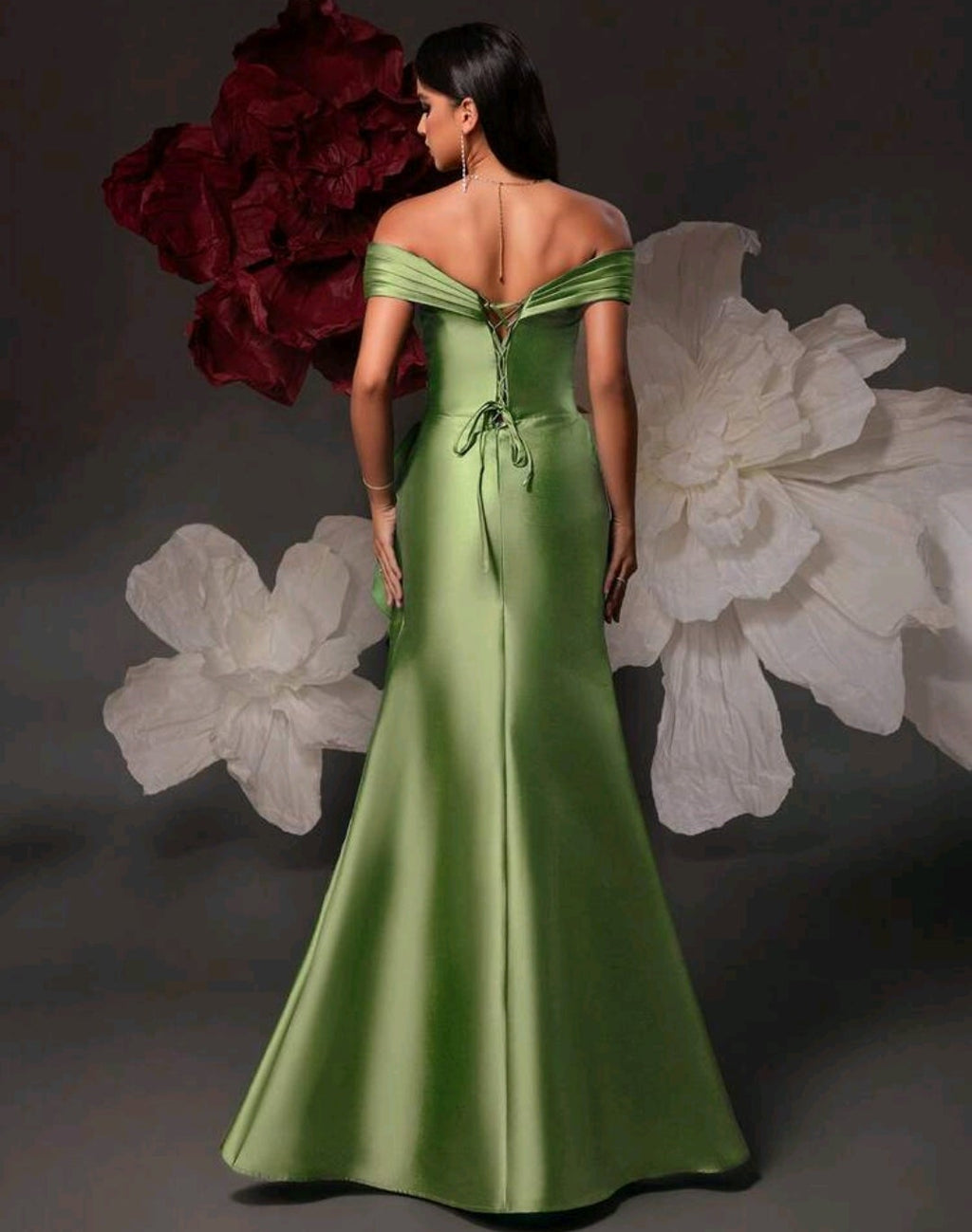Vestido verde oliva con abertura lateral off-the-shoulder