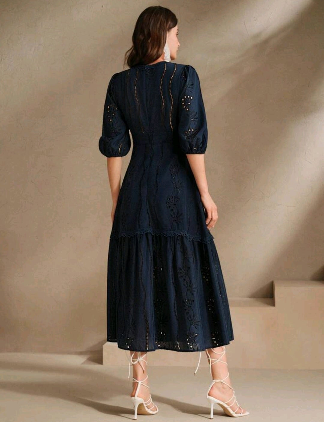 Vestido azul oscuro manga 3/4 con escote pronunciado