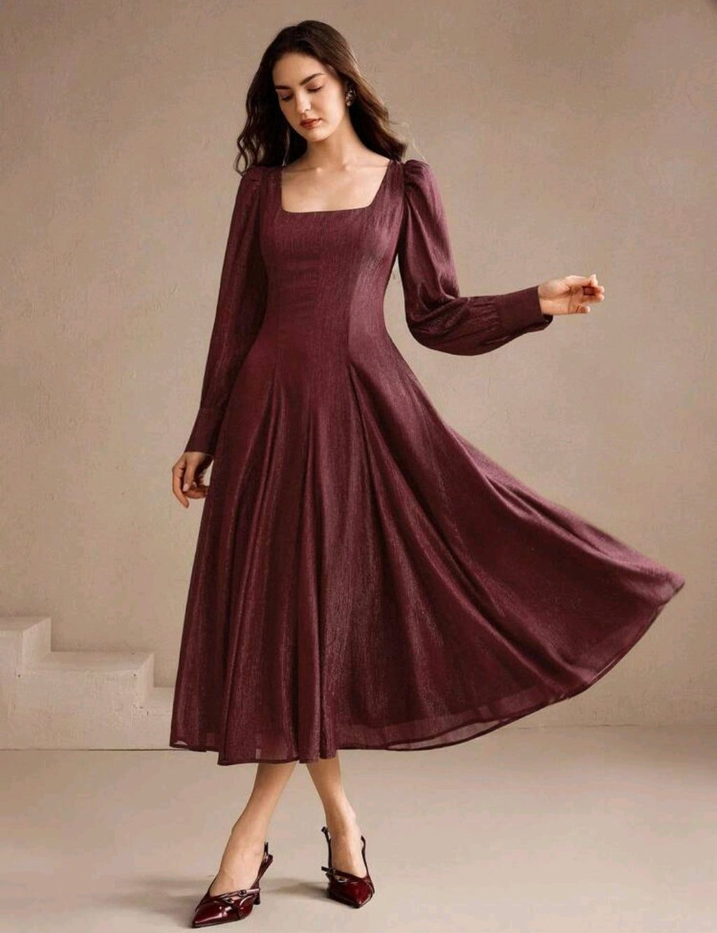 Vestido midi con tela brillante manga larga
