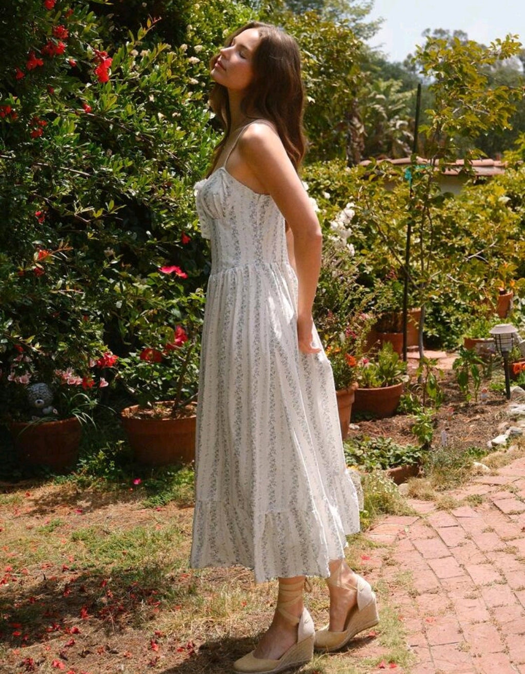 Vestido blanco con estampado flores pequeñas azules