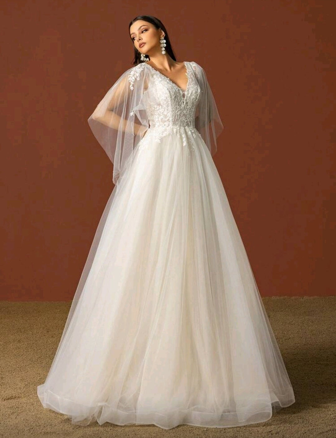 Vestido de Novia "Encanto Etéreo" con Mangas de Capa en Tul