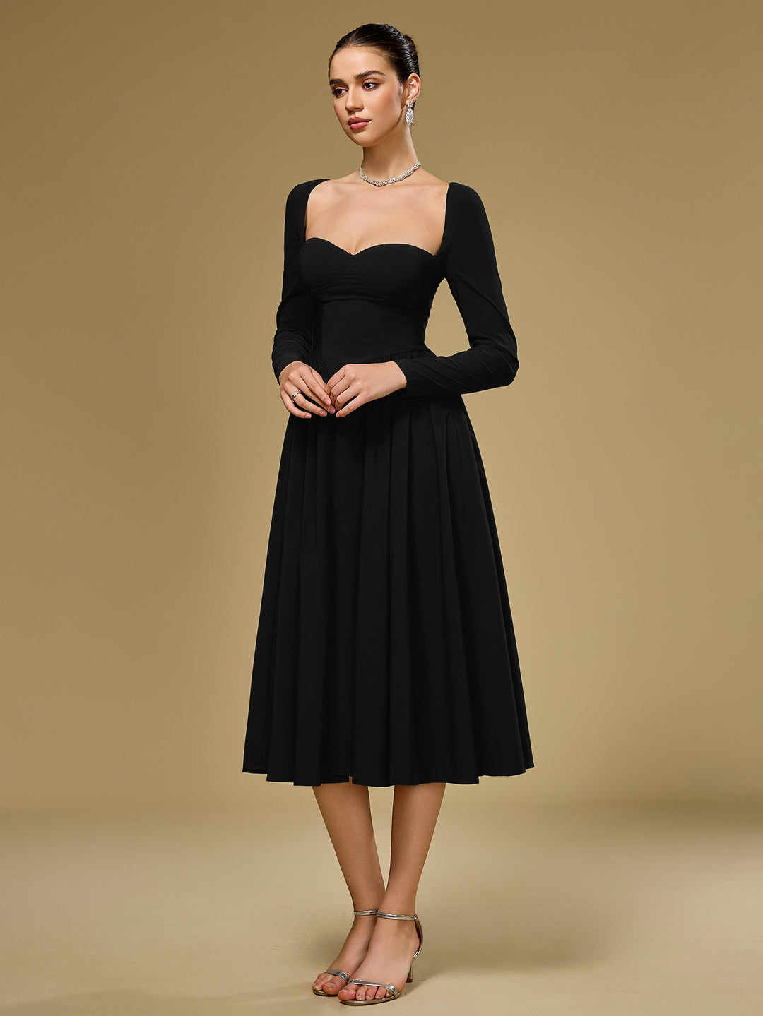 Vestido negro manga larga con escote corazón
