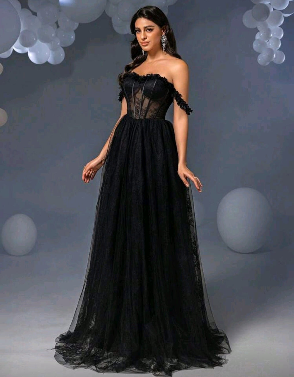 Vestido de encaje y con varillas y tul