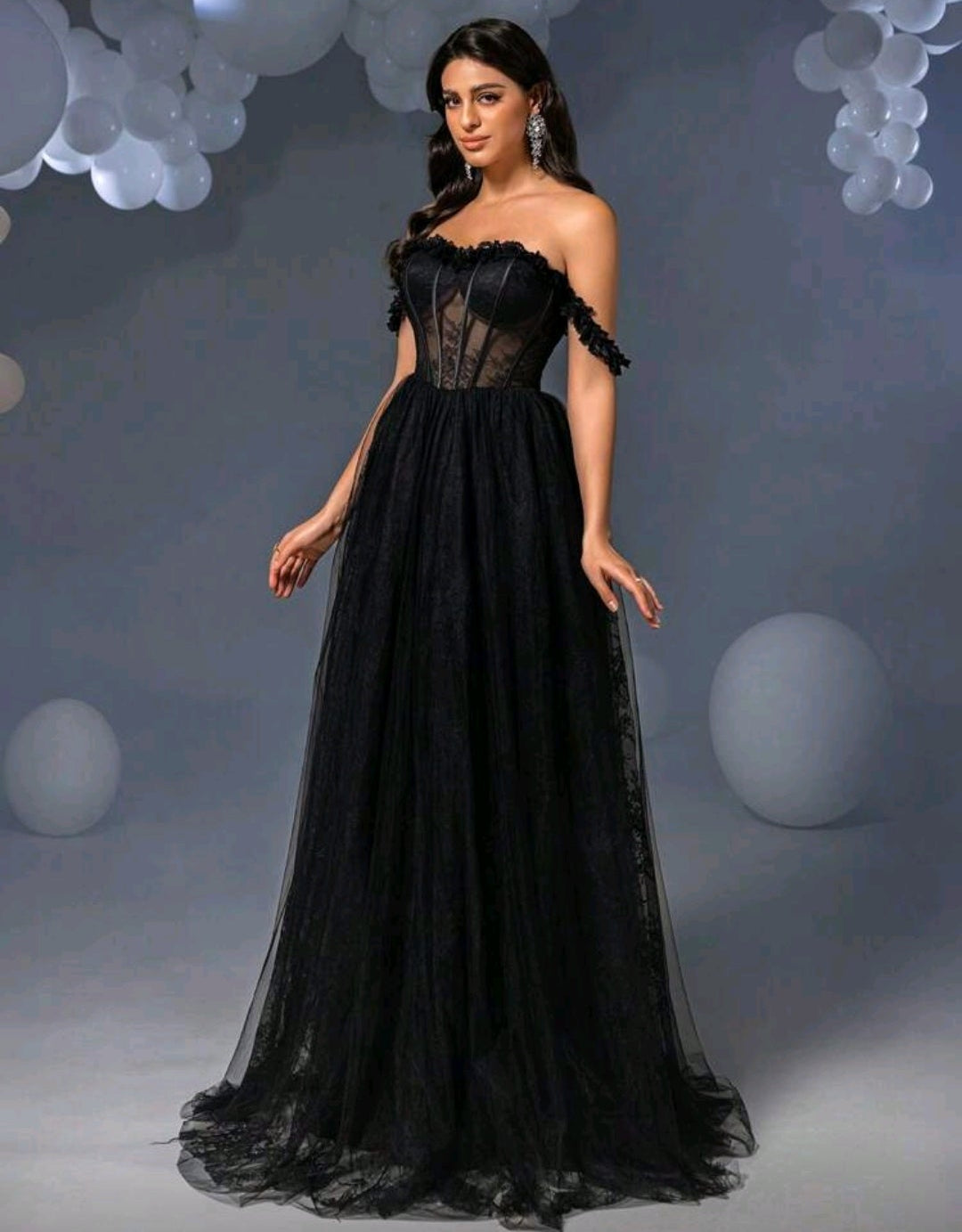 Vestido de encaje y con varillas y tul