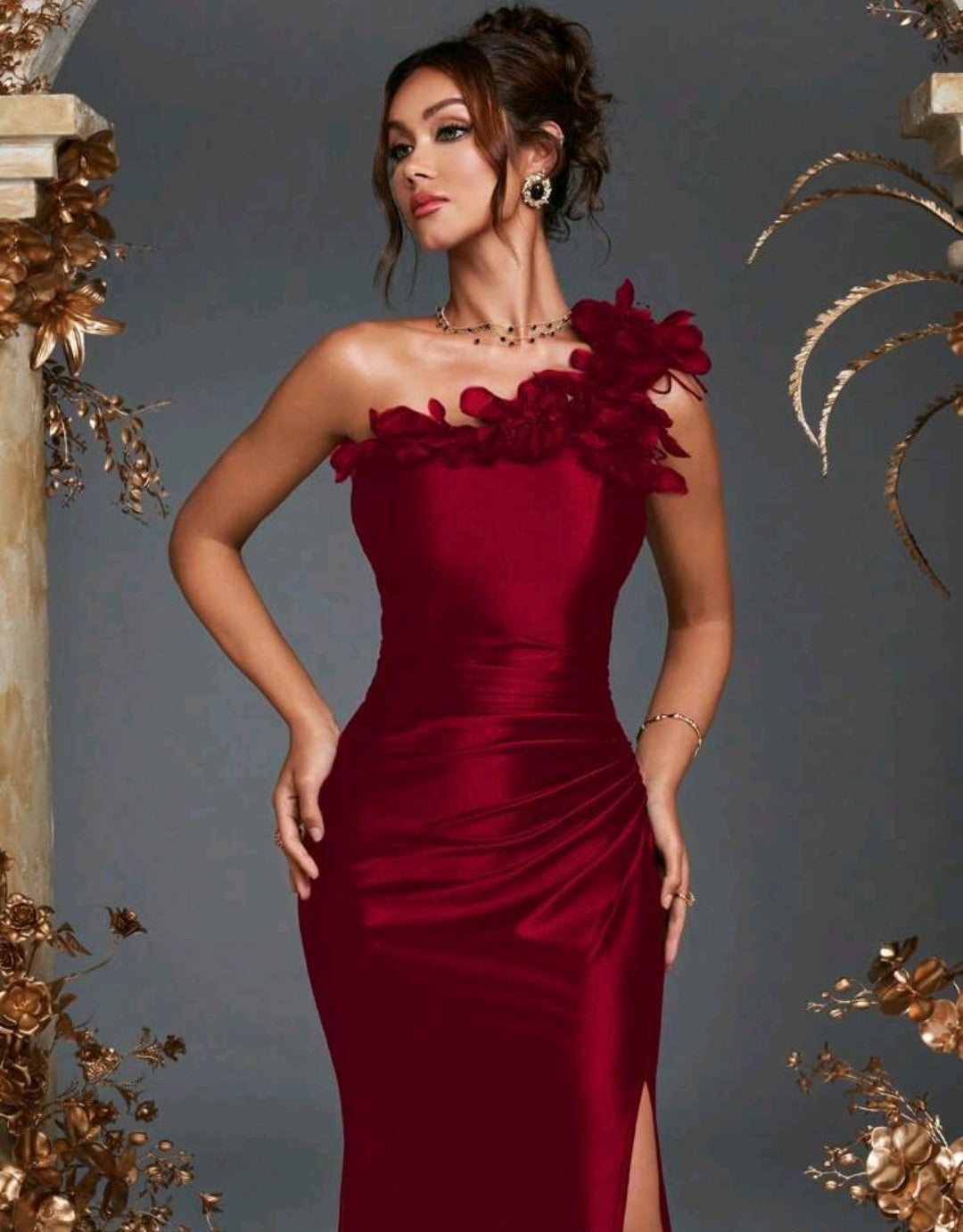 Vestido Mikaela satinado de una manga con abertura lateral
