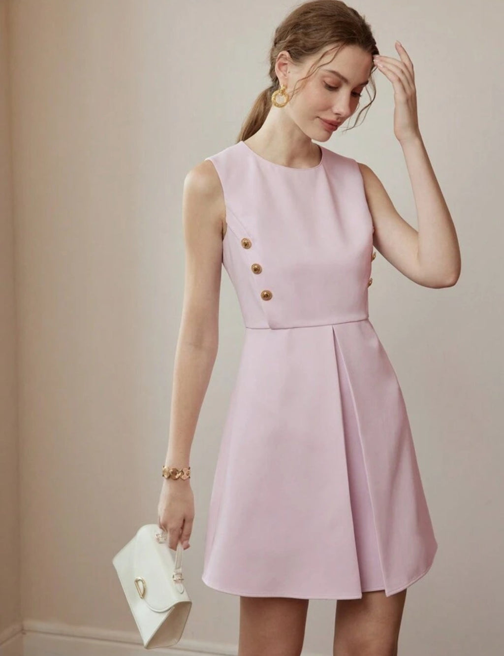 Vestido rosa con botones dorados corte A