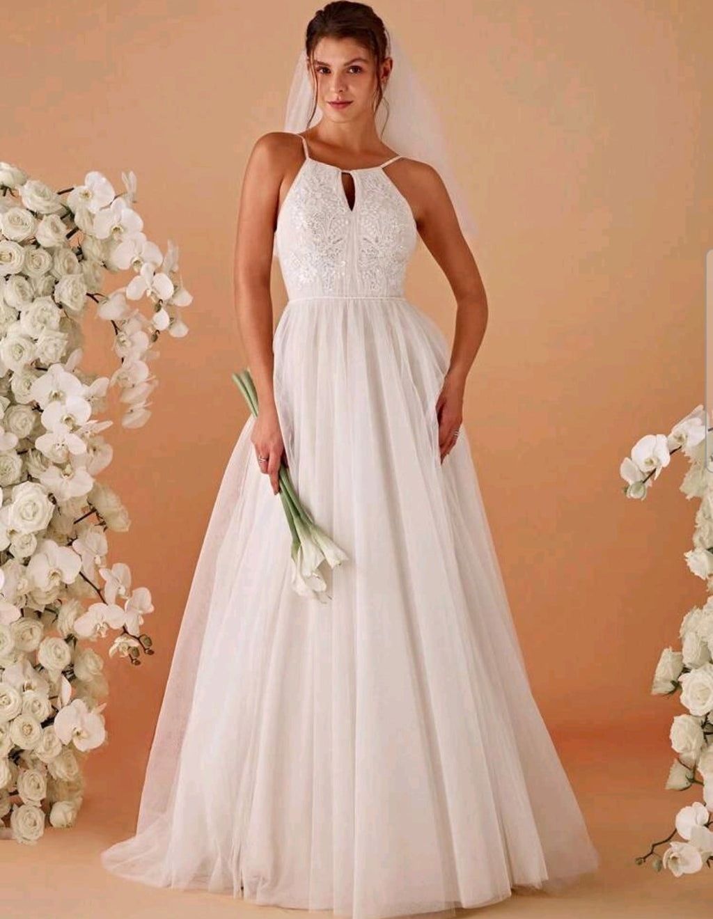 Vestido de Novia Romántico en Tul con Corpiño de Encaje y Escote Halter Keyhole