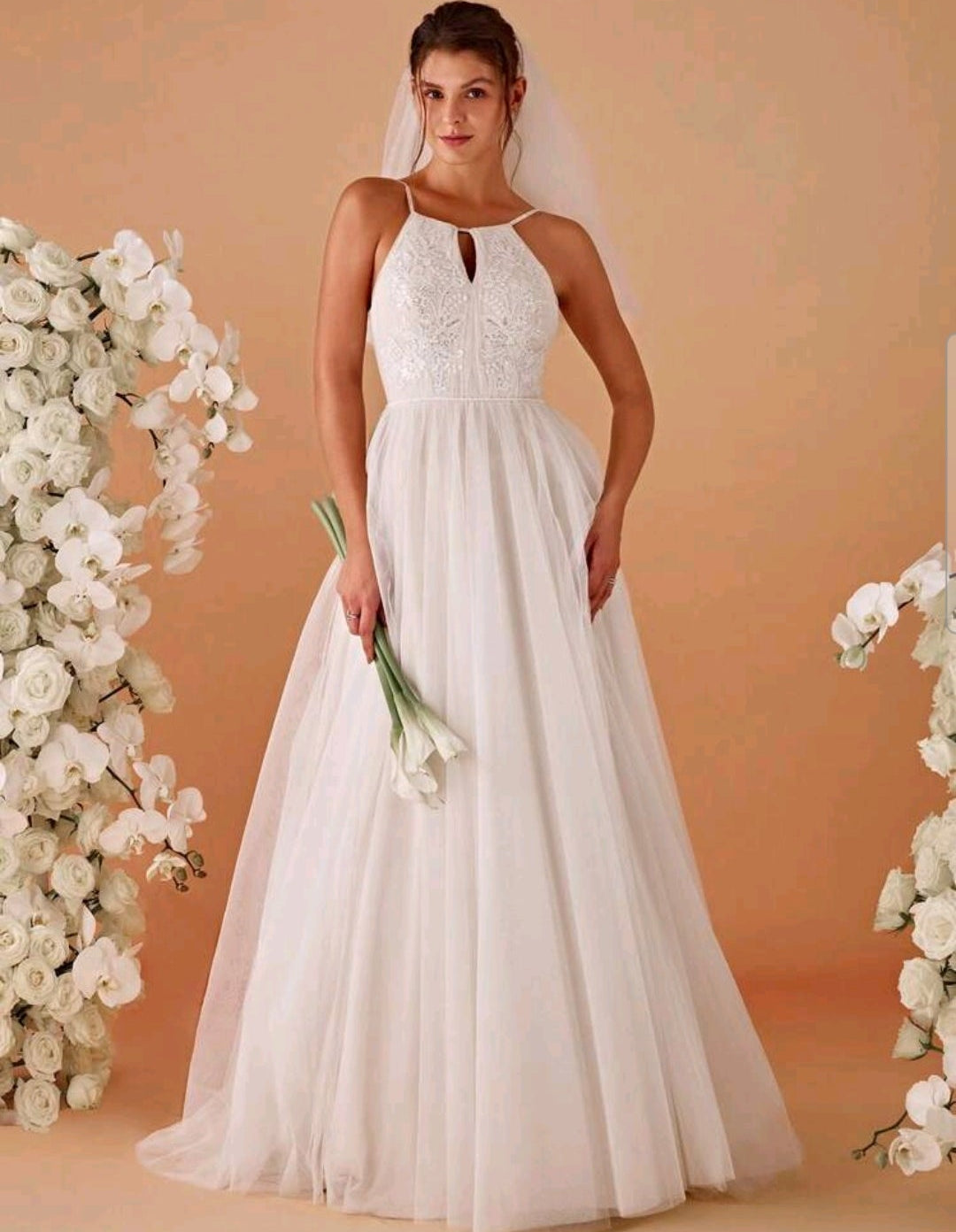 Vestido de Novia Romántico en Tul con Corpiño de Encaje y Escote Halter Keyhole