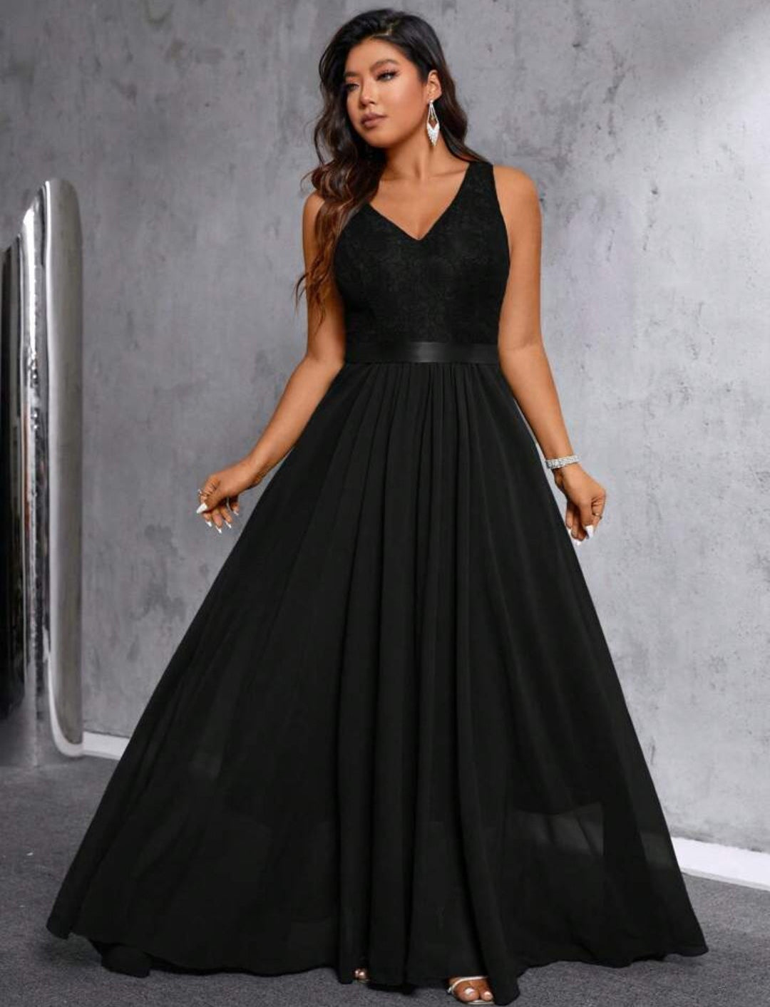 Vestido negro con encaje y escote en V