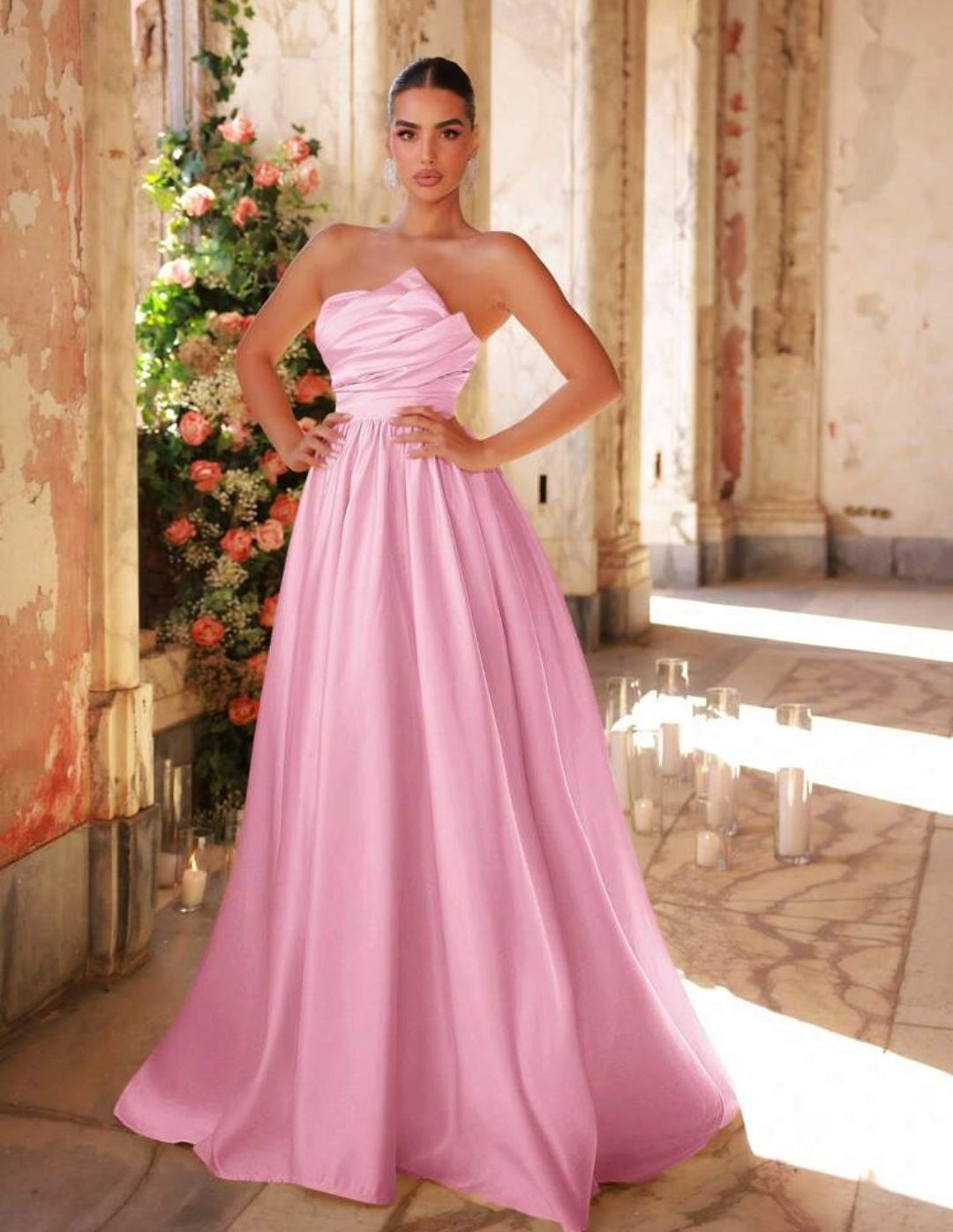 Vestido rosado satinado straple asimétrico corte A