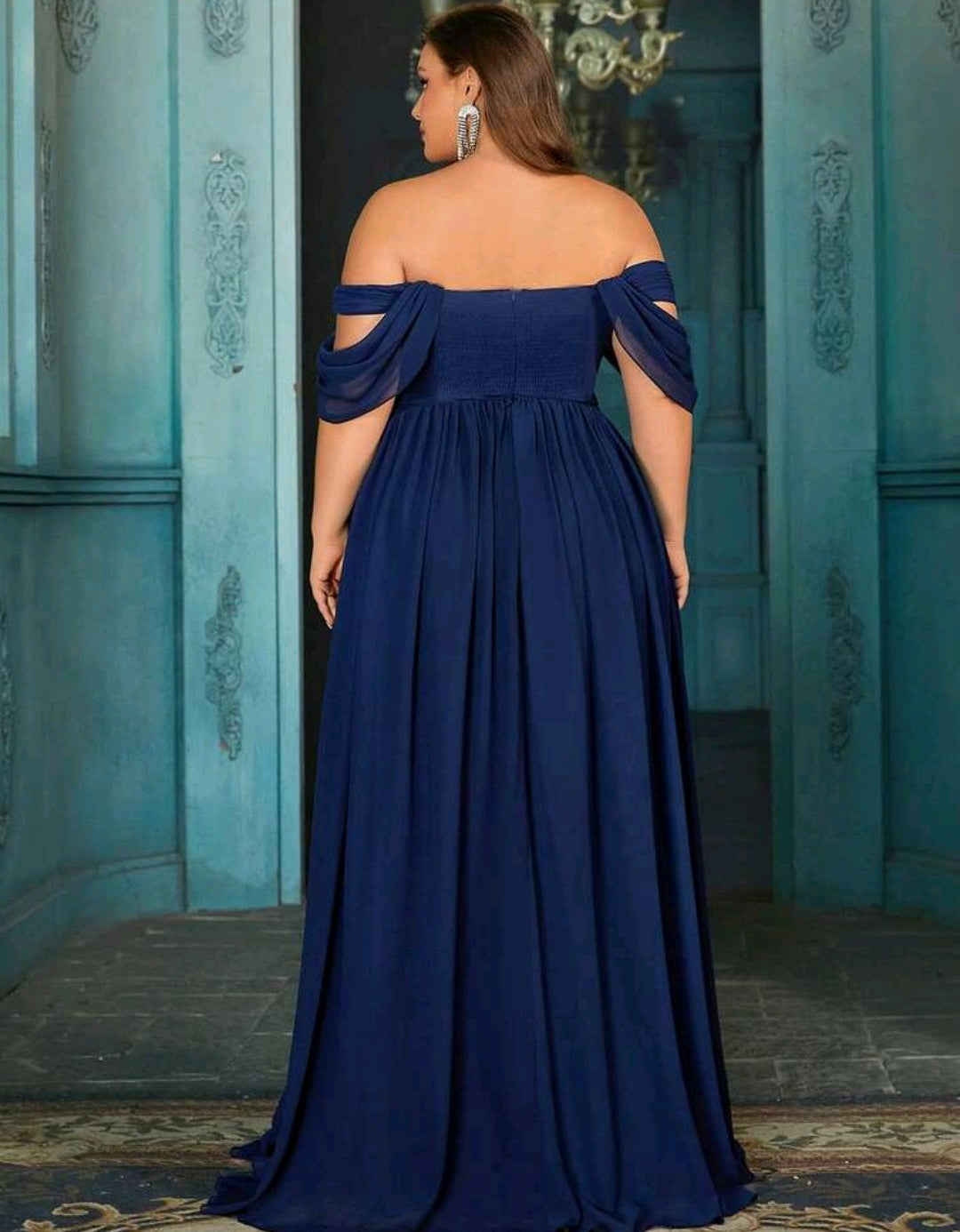 Vestido azul marino off-the-shoulder cin abertura lateral