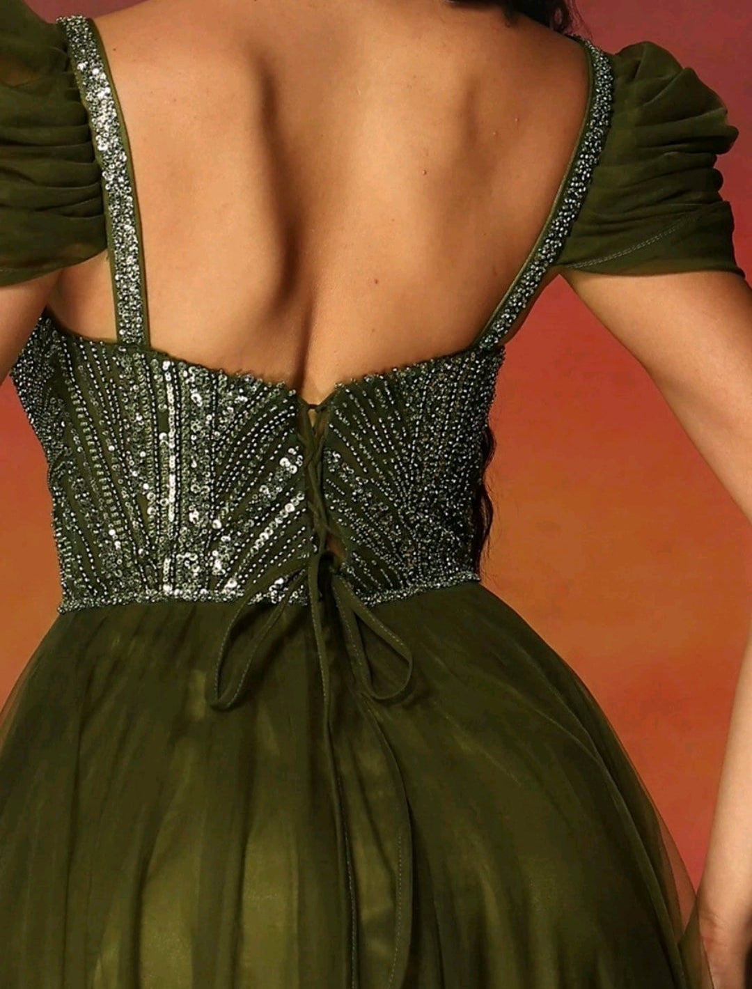 Vestido Sarai verde olivo con pedrería y tul manga corta