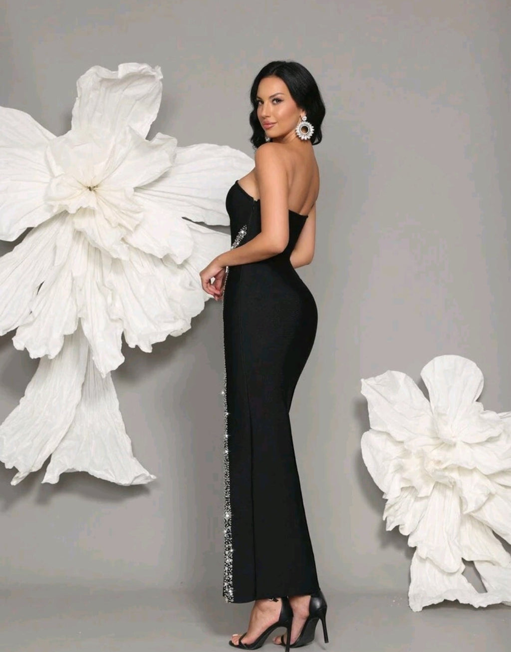 Vestido negro de una manga con pedrería asimétrico