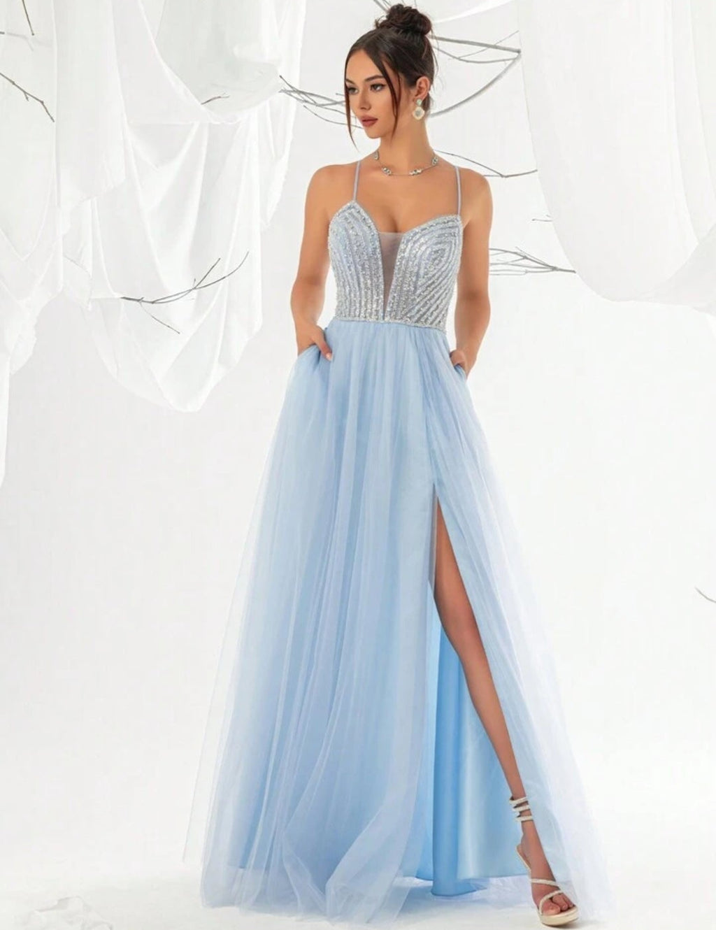 Vestido Rosalie celeste bordado pedrería plateada