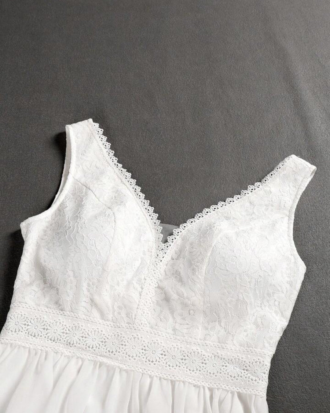 Vestido de Novia Romántico en Gasa y Encaje Floral con Escote en V