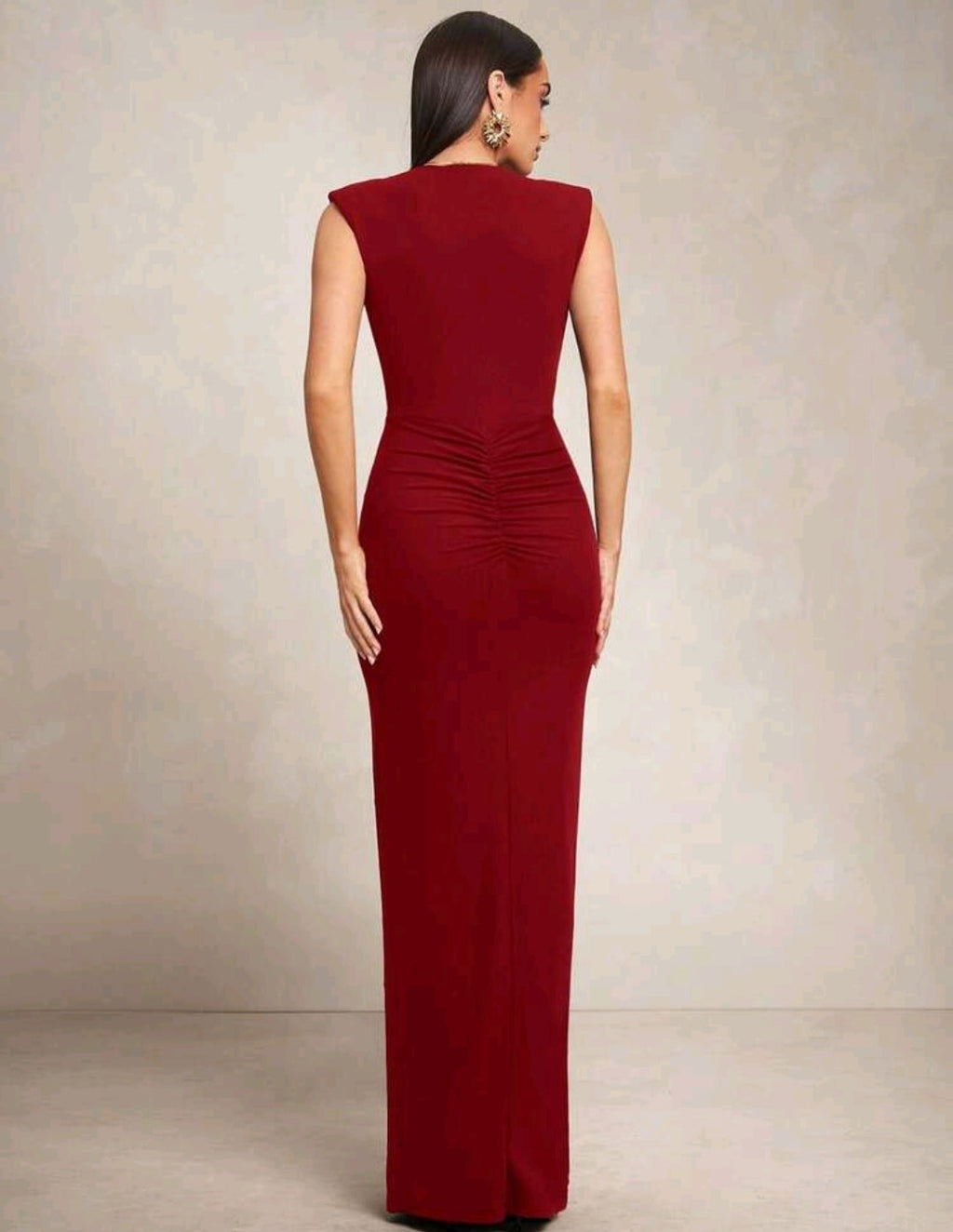 Vestido rojo pegado al cuerpo con escote pronunciado