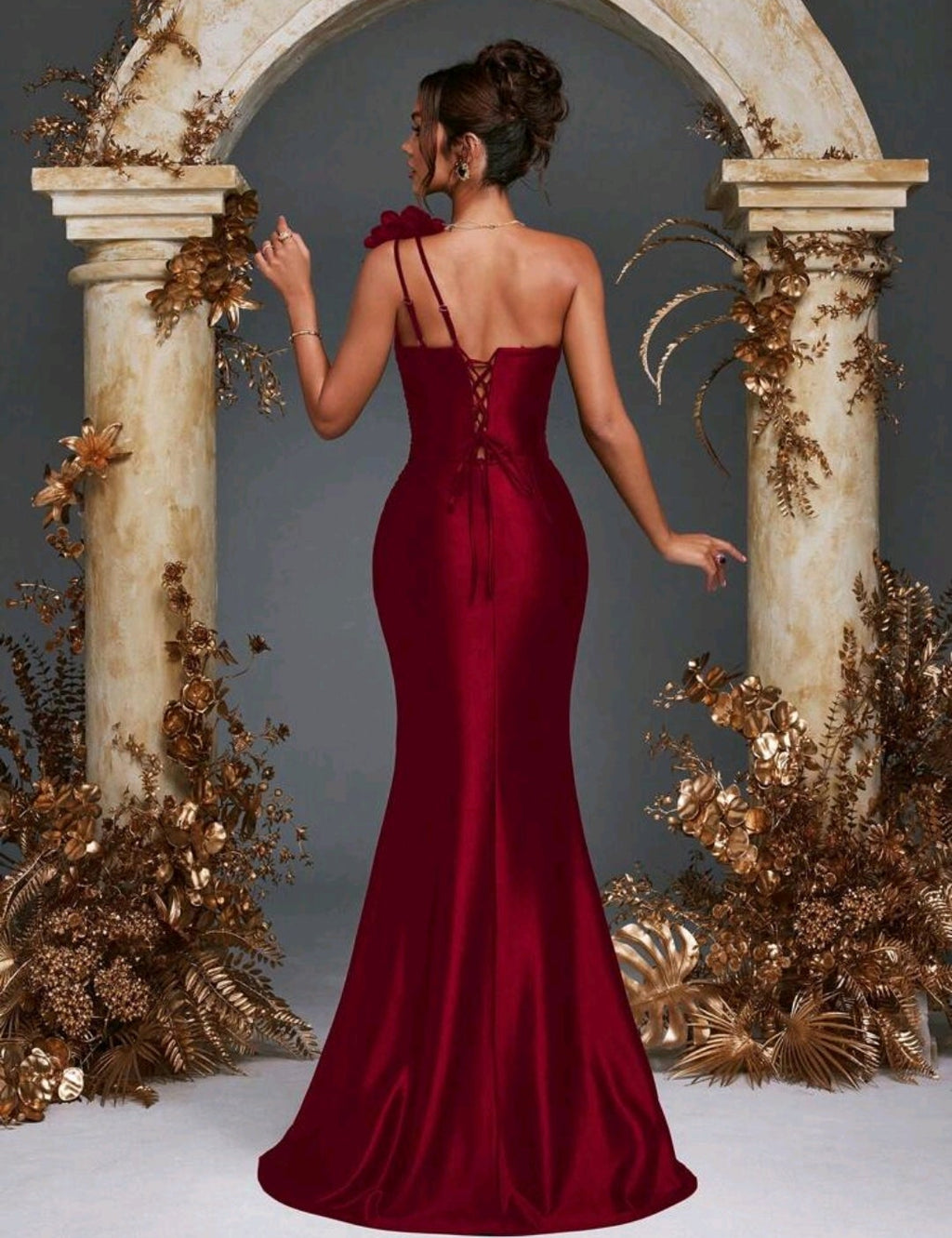 Vestido Mikaela satinado de una manga con abertura lateral