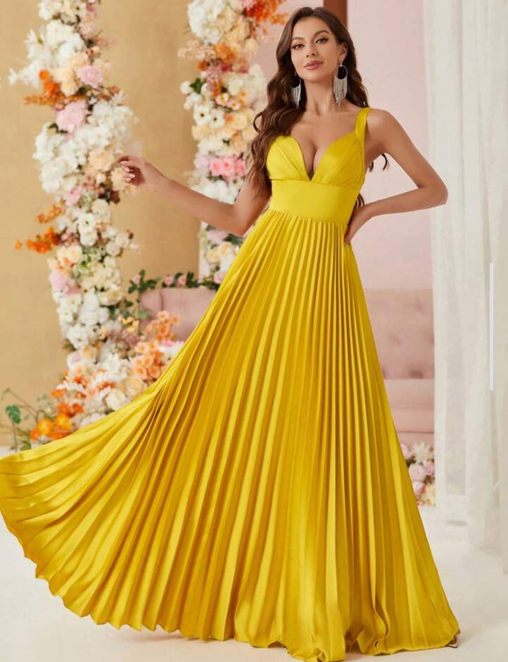 Vestido mostaza plisado con escote pronunciado
