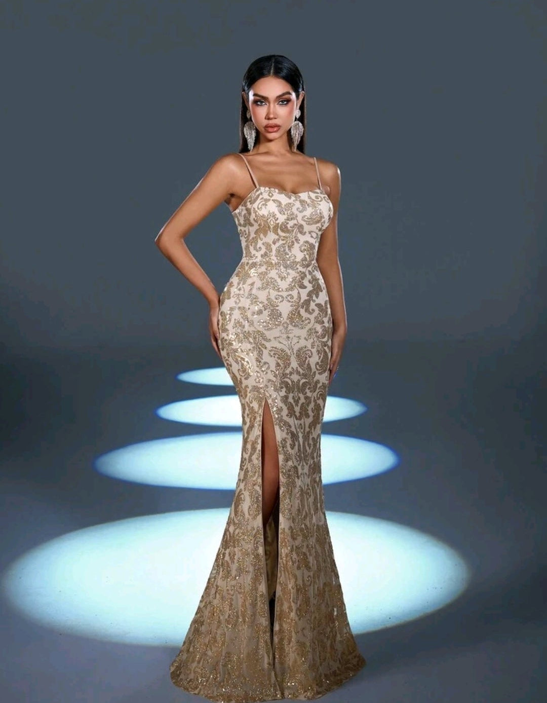 Vestido dorado con abertura lateral y espalda semi abierta