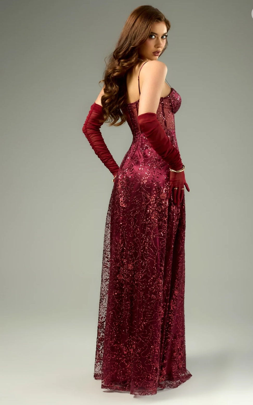 Vestido vino brillante con escote corazón y transparencia