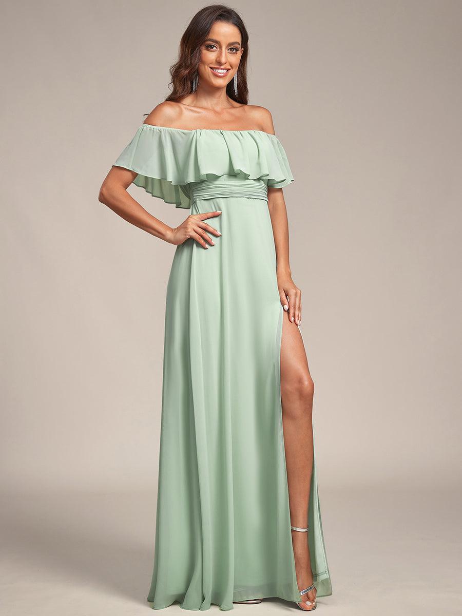 Vestido verde sage off-the-shoulder con abertura lateral