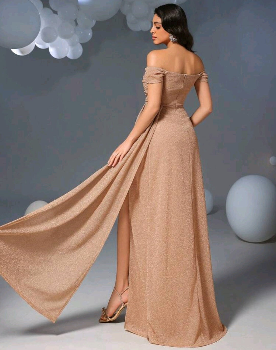 Vestido champagne con brillo off-the-shoulder